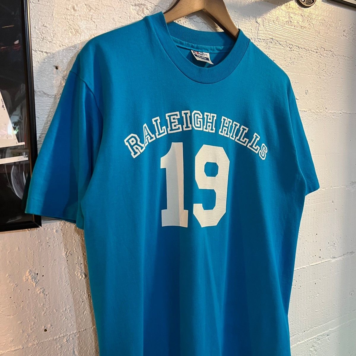 Hanes × Vintage Vintage 90's Raleigh Hills Sports T-Shirt #19 - Large - USA Size US L / EU 52-54 / 3 - 3 Thumbnail
