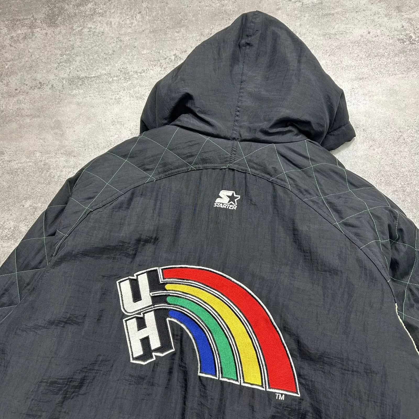 NCAA × Starter × Vintage HAWAII RAINBOW WARRIORS STARTER PUFFER JACKET SIZE L BLACK Size US L / EU 52-54 / 3 - 3 Thumbnail