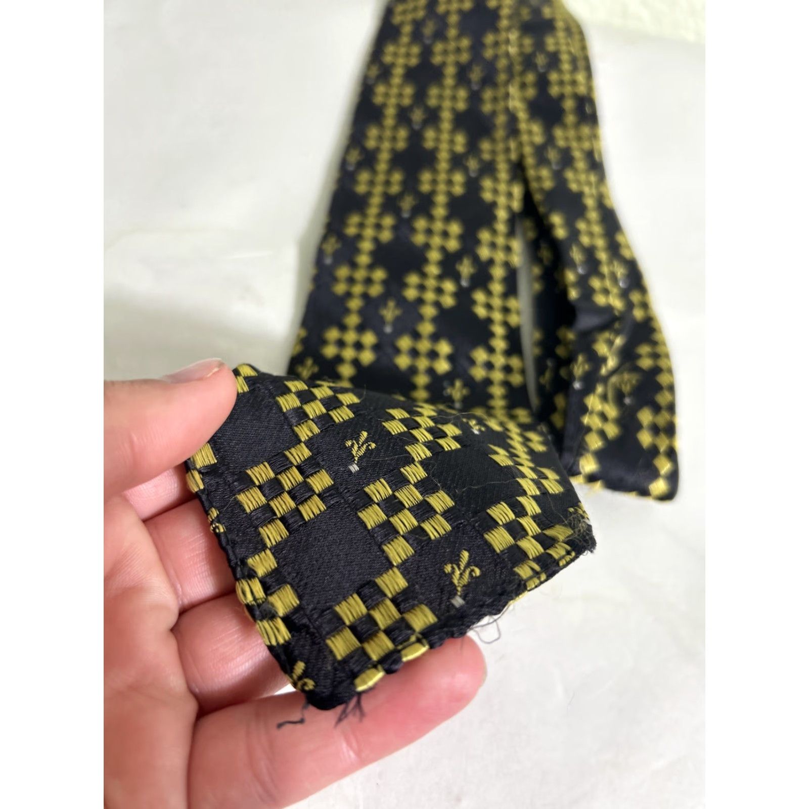 Vintage VINTAGE Wembley Tie Polyester Black Gold Geometric Men's Adult Neckwear Geometric Pattern Tie Size ONE SIZE - 4 Thumbnail