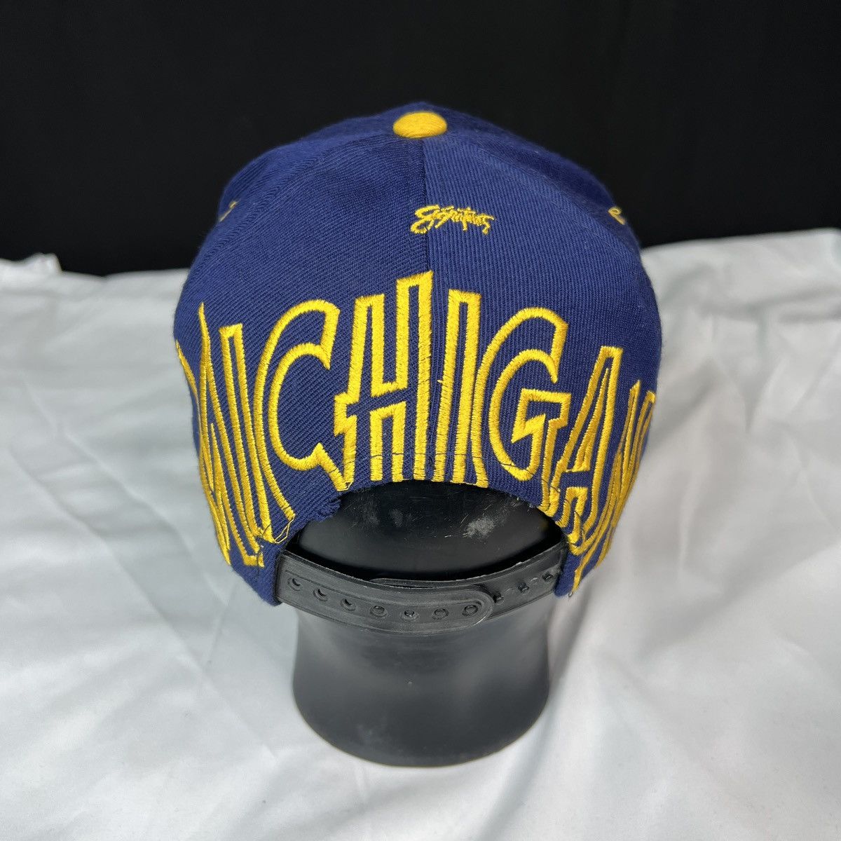 Signatures VINTAGE Signatures University of Michigan BIG LOGO Snapback Size ONE SIZE - 2 Thumbnail