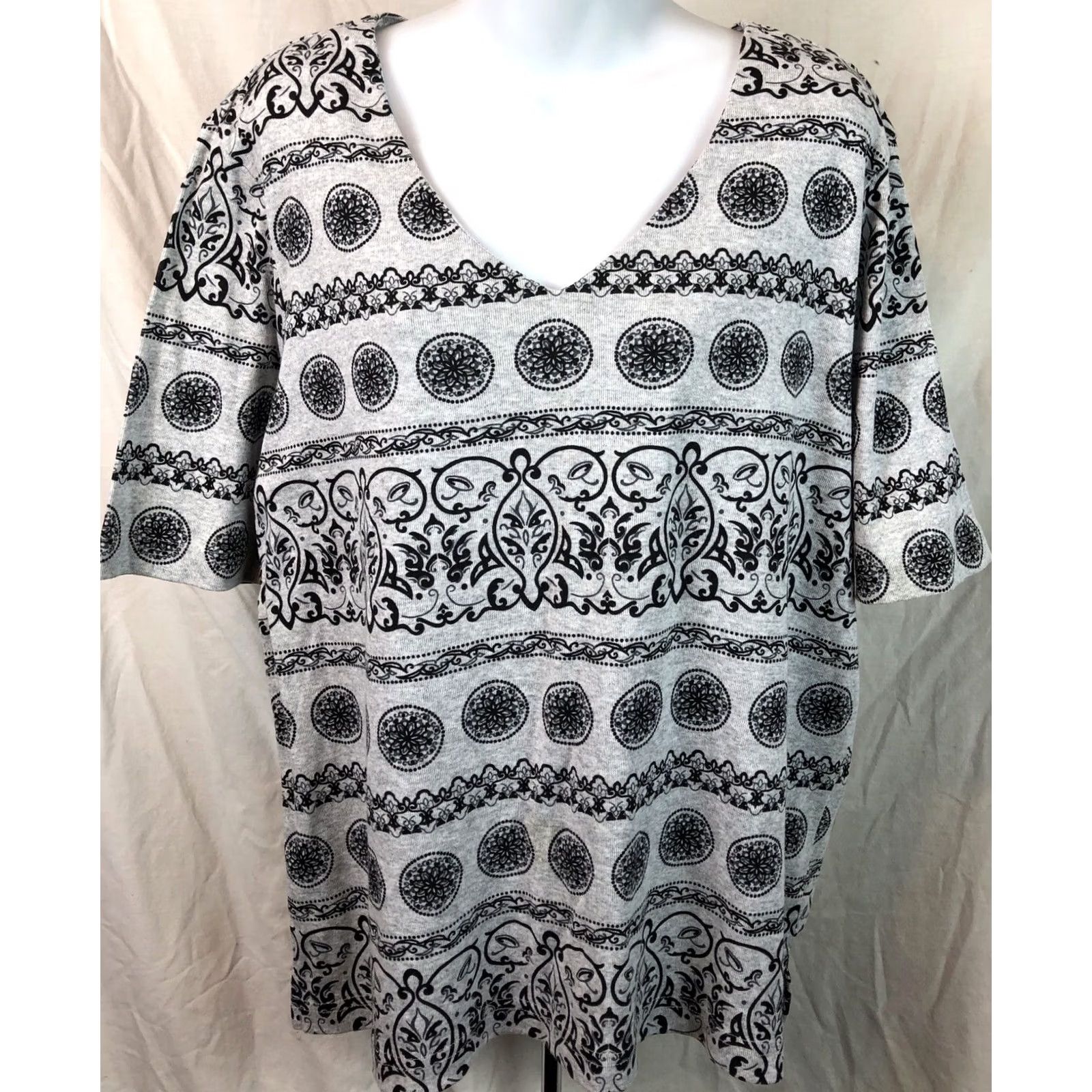 Vintage Fashion Bug Top T-Shirt Gray/Black 18/20 W Short Sleeve Geo tribal boho abstract Size XXL / US 16-18 / IT 52-54 - 2 Thumbnail
