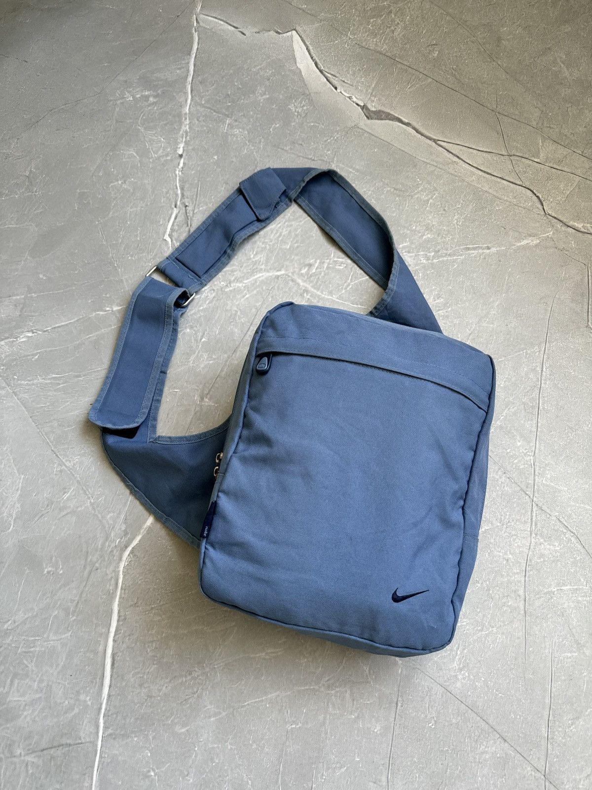 Nike Vintage Nike Sling Bag Swoosh Gorpcore BackPack 90s Y2k Size ONE SIZE - 2 Thumbnail