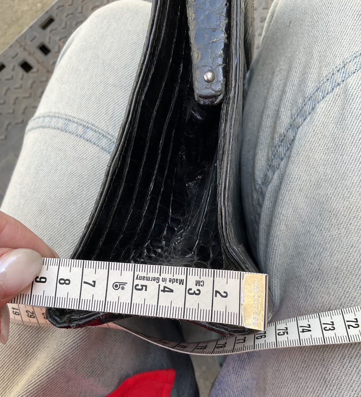 Authentic vintage 60's bag in black leather.