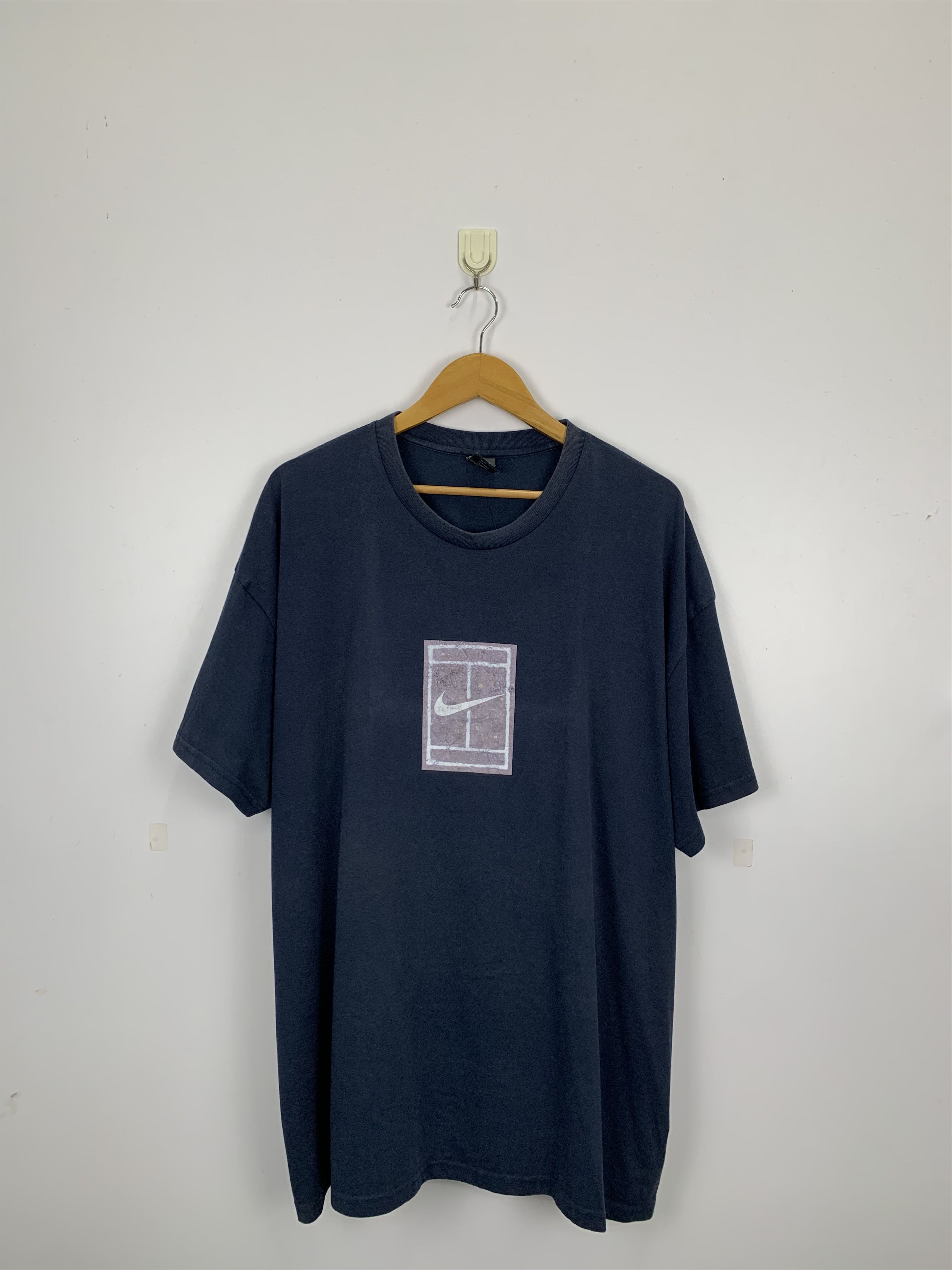 Vintage Vintage Nike Tennis Swoosh Court Tee TA0149 Size US XXL / EU 58 / 5 - 1 Thumbnail