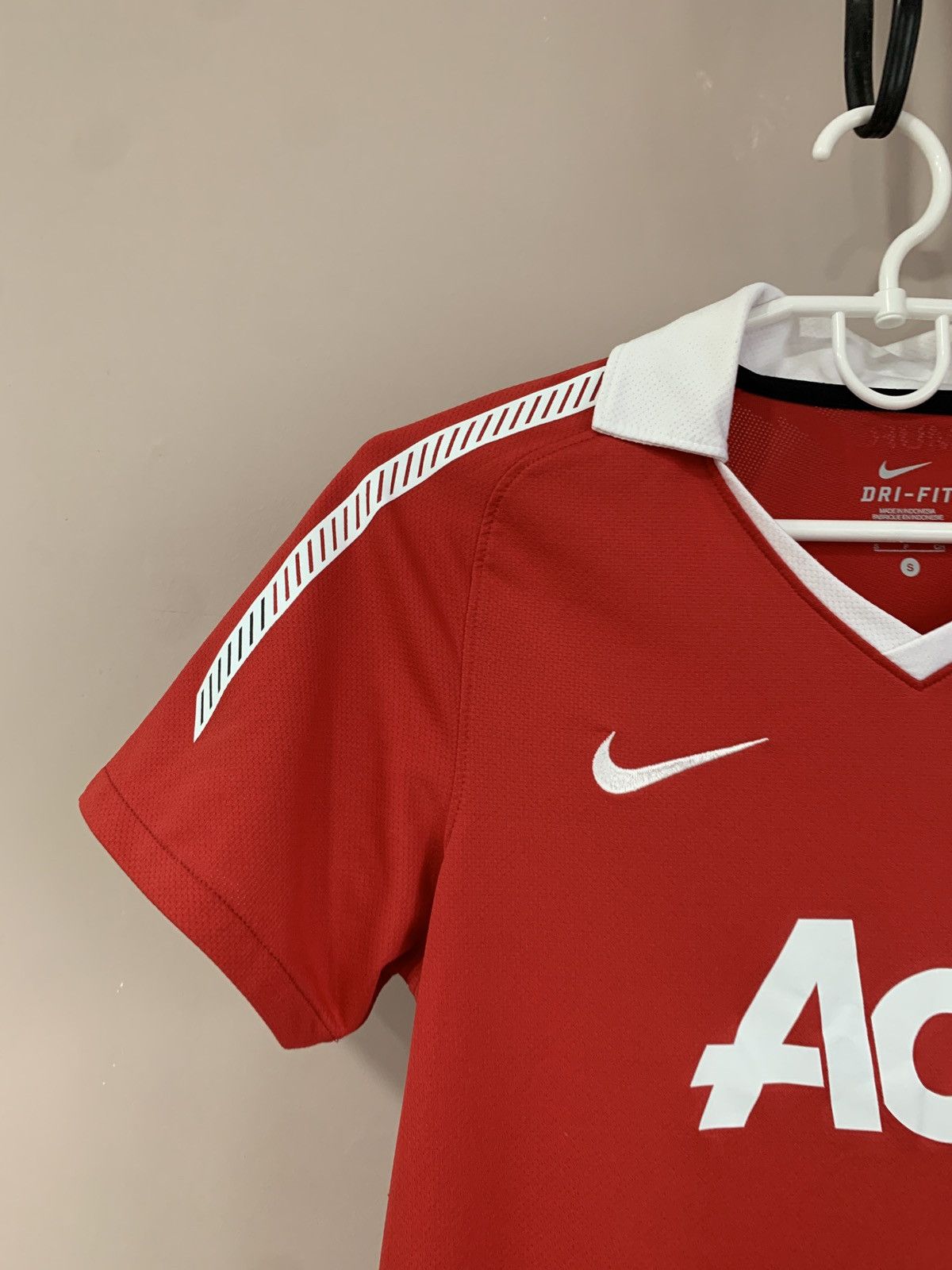 Nike WOMENS Manchester United 2010 2011 home soccer jersey shirt Size S / US 4 / IT 40 - 3 Thumbnail
