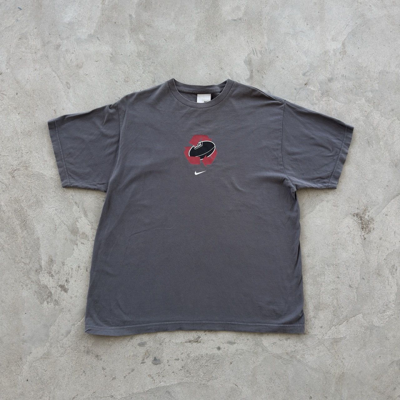 Nike Vintage Nike Grey T-Shirt Graphic Rugby Ball Swoosh Size L Size US L / EU 52-54 / 3 - 1 Thumbnail
