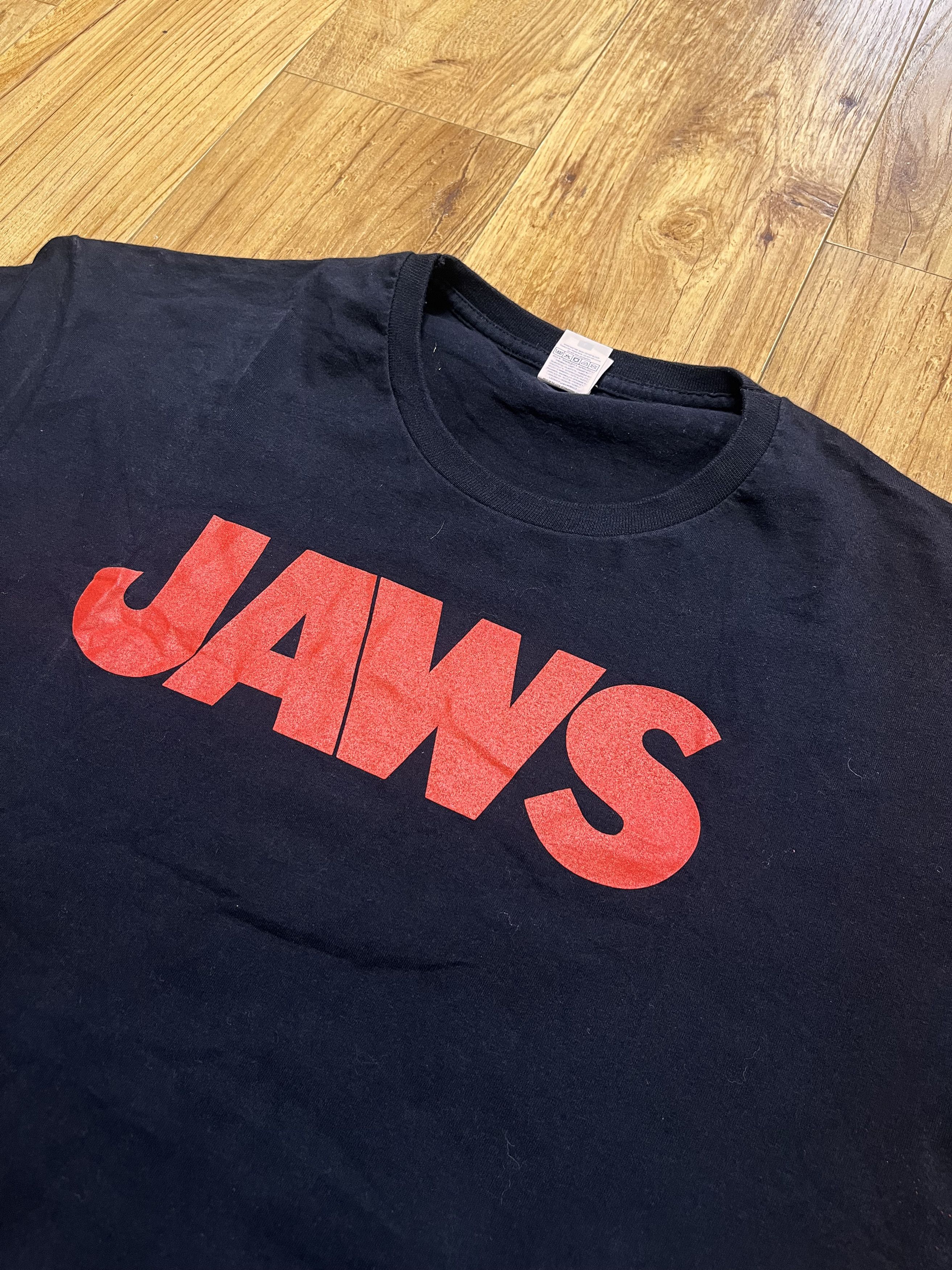 Vintage JAWS Movie Shark Chasing Boat Poster Steven Spielberg Tee Size US L / EU 52-54 / 3 - 3 Thumbnail