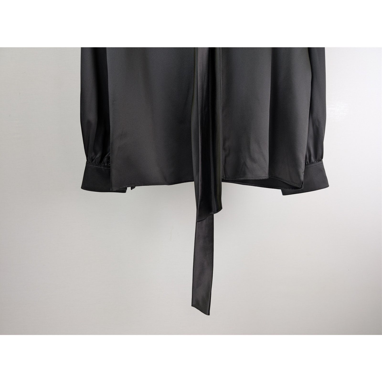 Saint Laurent Paris o1rshd1 silk shirt with a bow at the neck in Black Size US S / EU 44-46 / 1 - 4 Thumbnail