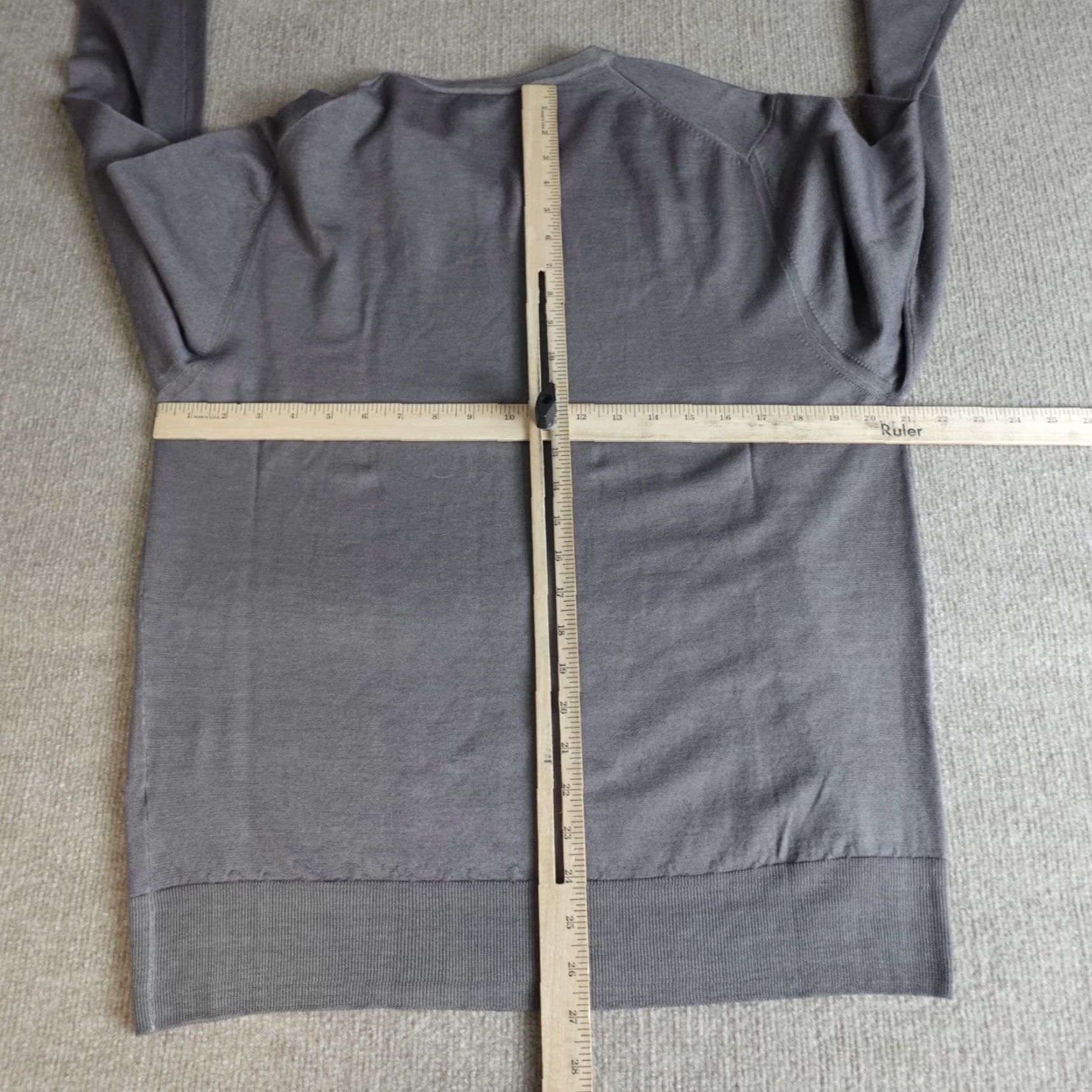 Allen Edmonds Allen Edmonds Sweater XL Gray Solid V-Neck 100% Fine Merino Wool Made in Italy Mens Pullover Knit Wool V-Neck Casual Wool Blank Size US XL / EU 56 / 4 - 4 Thumbnail