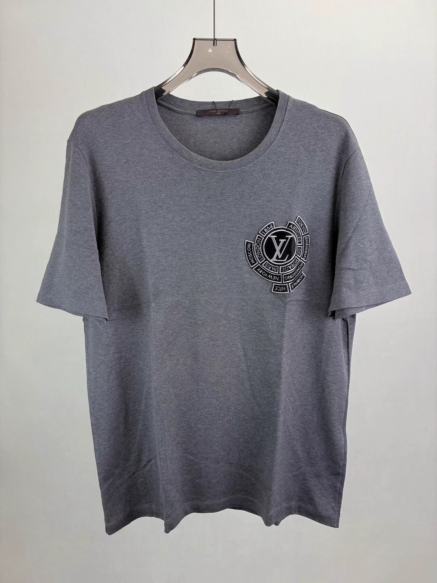 Louis Vuitton Gray Short-Sleeve T-Shirt with Circular Logo Size US XXL / EU 58 / 5 - 1 Thumbnail