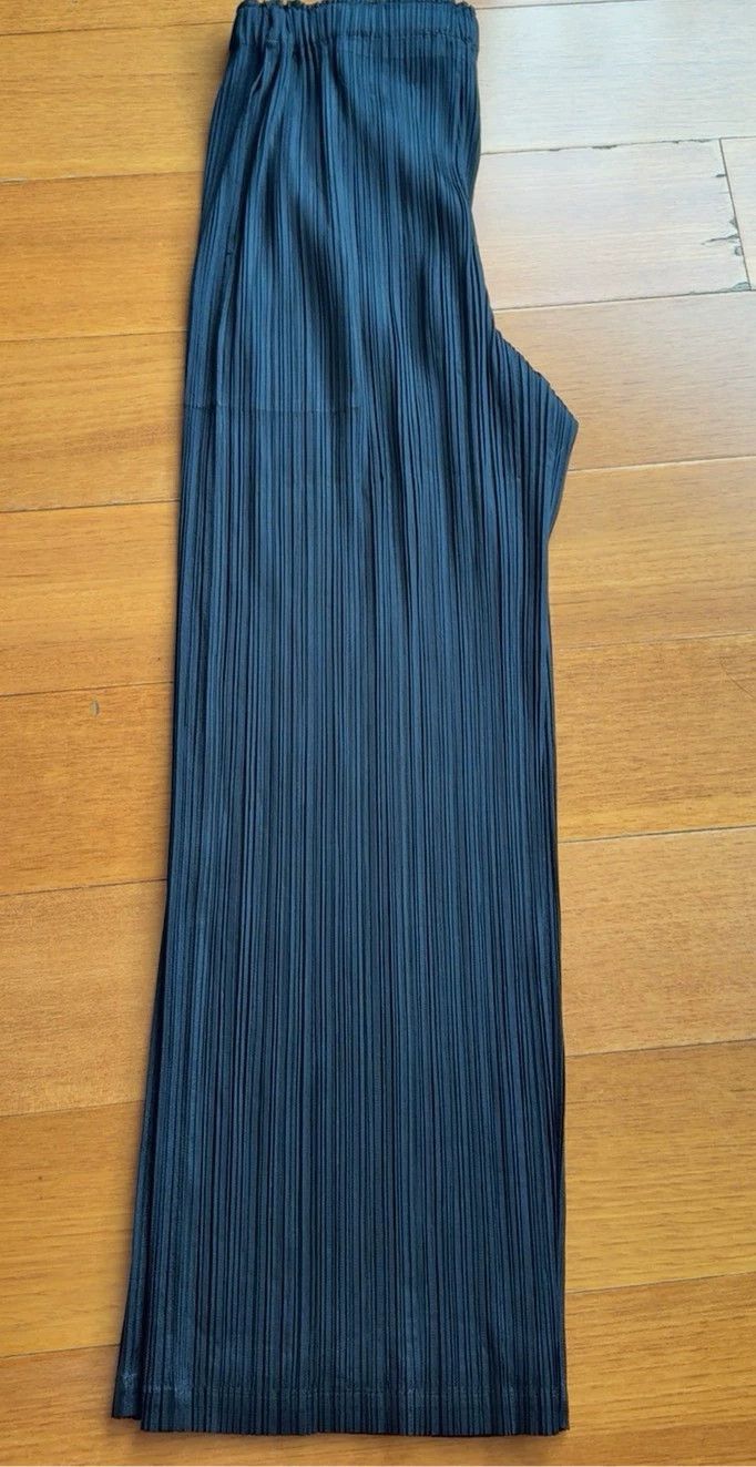Issey Miyake Issey Miyake size:3 Dark blue pleated trousers Size 31" - 1 Thumbnail