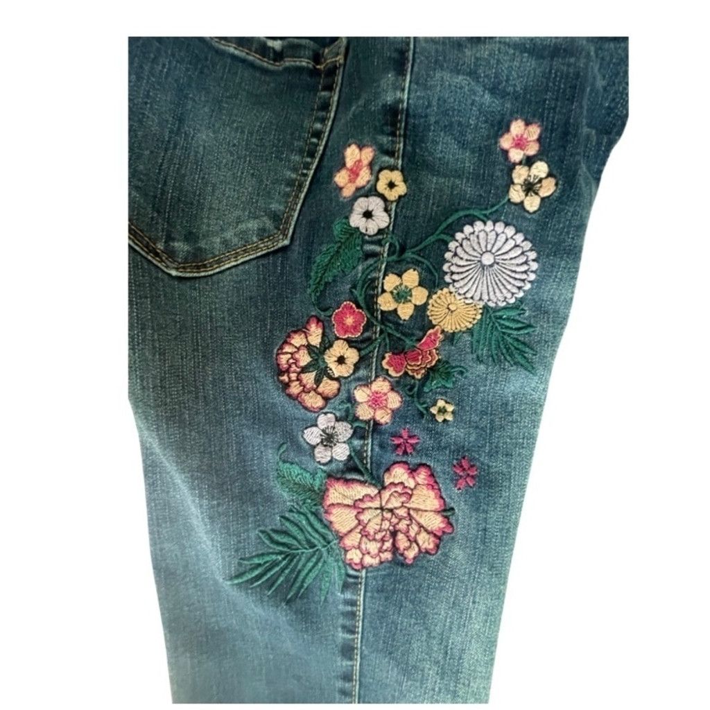 Aeropostale AEROPOSTALE Floral Embroidered Jeans Women’s Size 0. Size 25" / US 0 / IT 36 - 3 Thumbnail