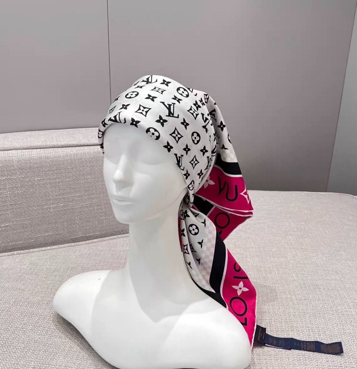 Louis Vuitton Louis Vuitton Infinity Monogram Square Scarf Size US S / EU 44-46 / 1 - 5 Thumbnail