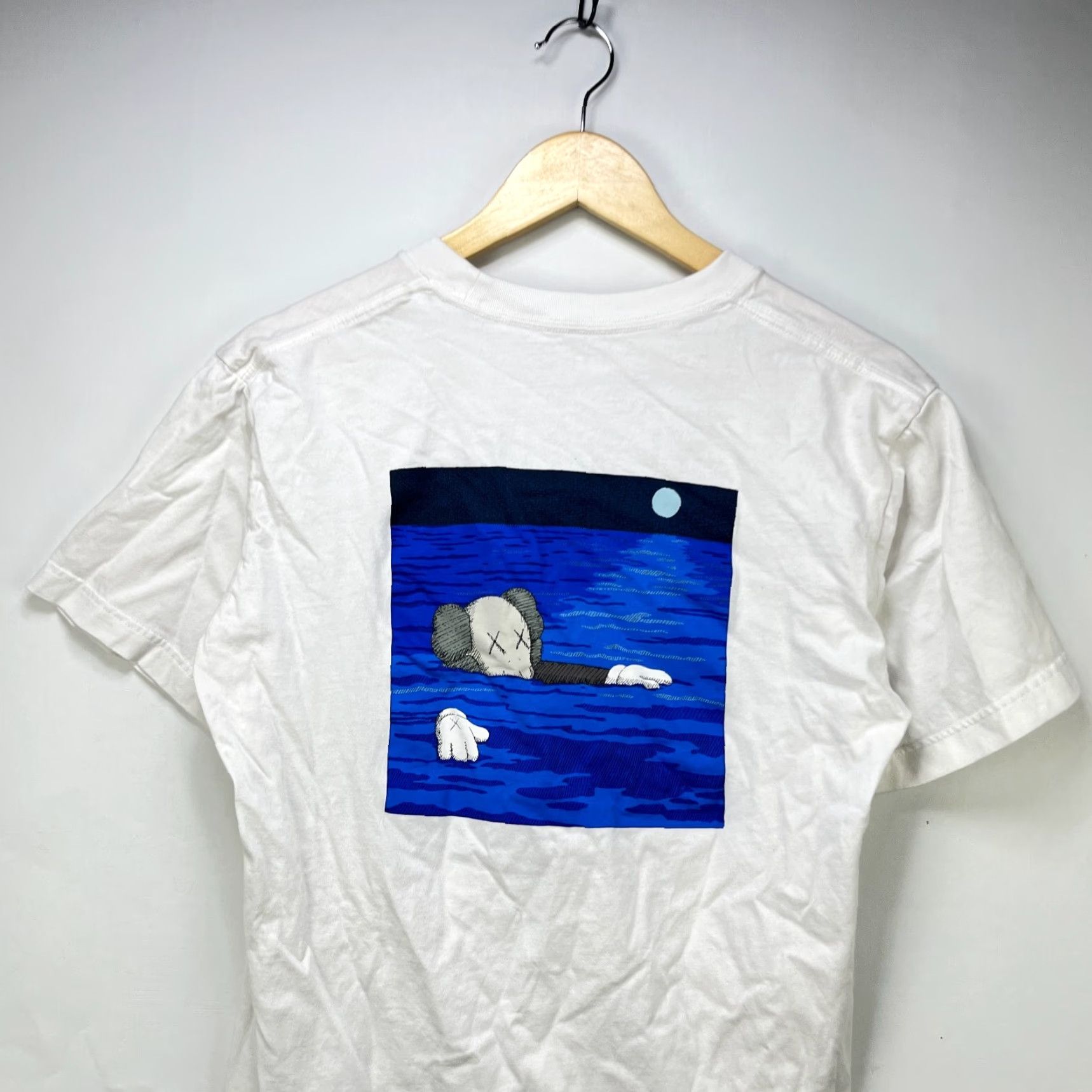 Kaws Uniqlo X KAWS UT T Shirt Small Sesame Street Art Ocean Mens T-Shirt White KAWS x Uniqlo 90s vibe? Size US S / EU 44-46 / 1 - 2 Thumbnail