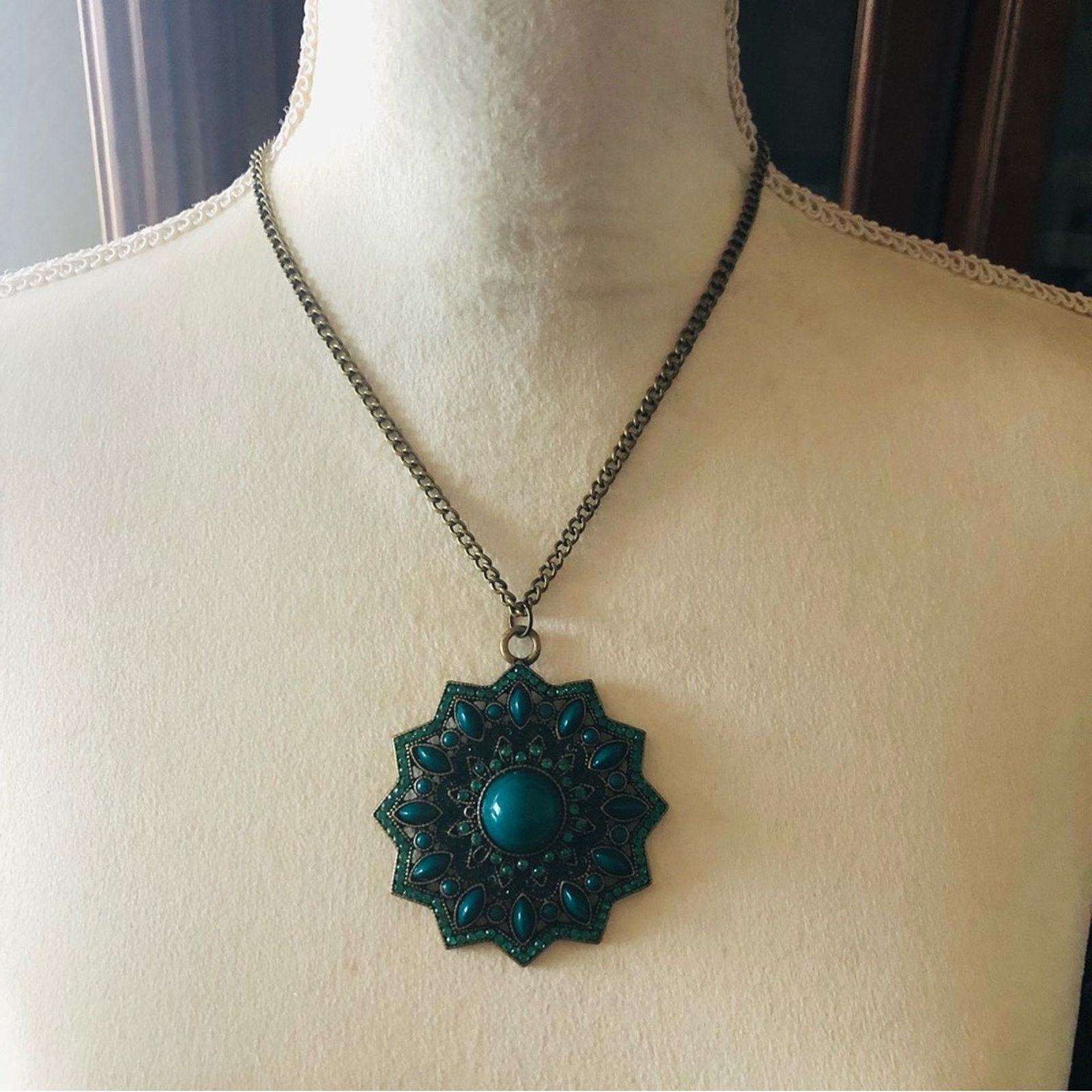 Jewelry Ballet rich emerald stone covered amulet necklace Size ONE SIZE - 2 Thumbnail
