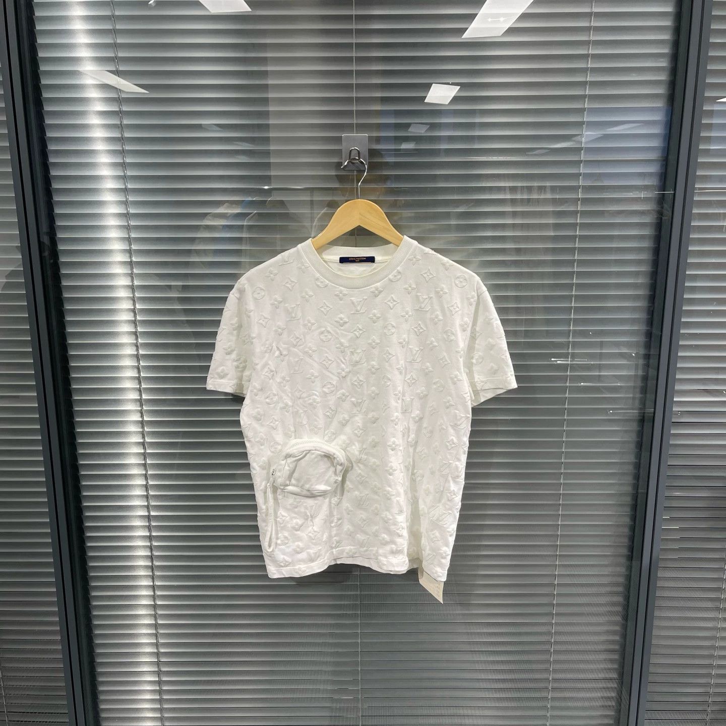 Louis Vuitton White Textured Short Sleeve Shirt with Pocket Size US S / EU 44-46 / 1 - 1 Thumbnail