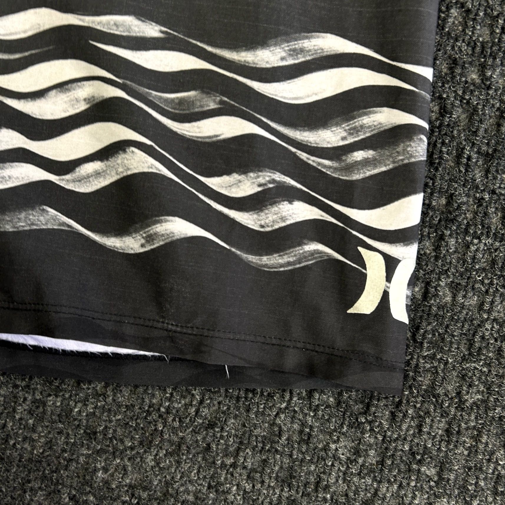 Hurley VINTAGE Hurley Board Shorts Swim Trunks 34 Gray Black Waves 90s Beach Surfing Mens Size US 34 / EU 50 - 2 Thumbnail