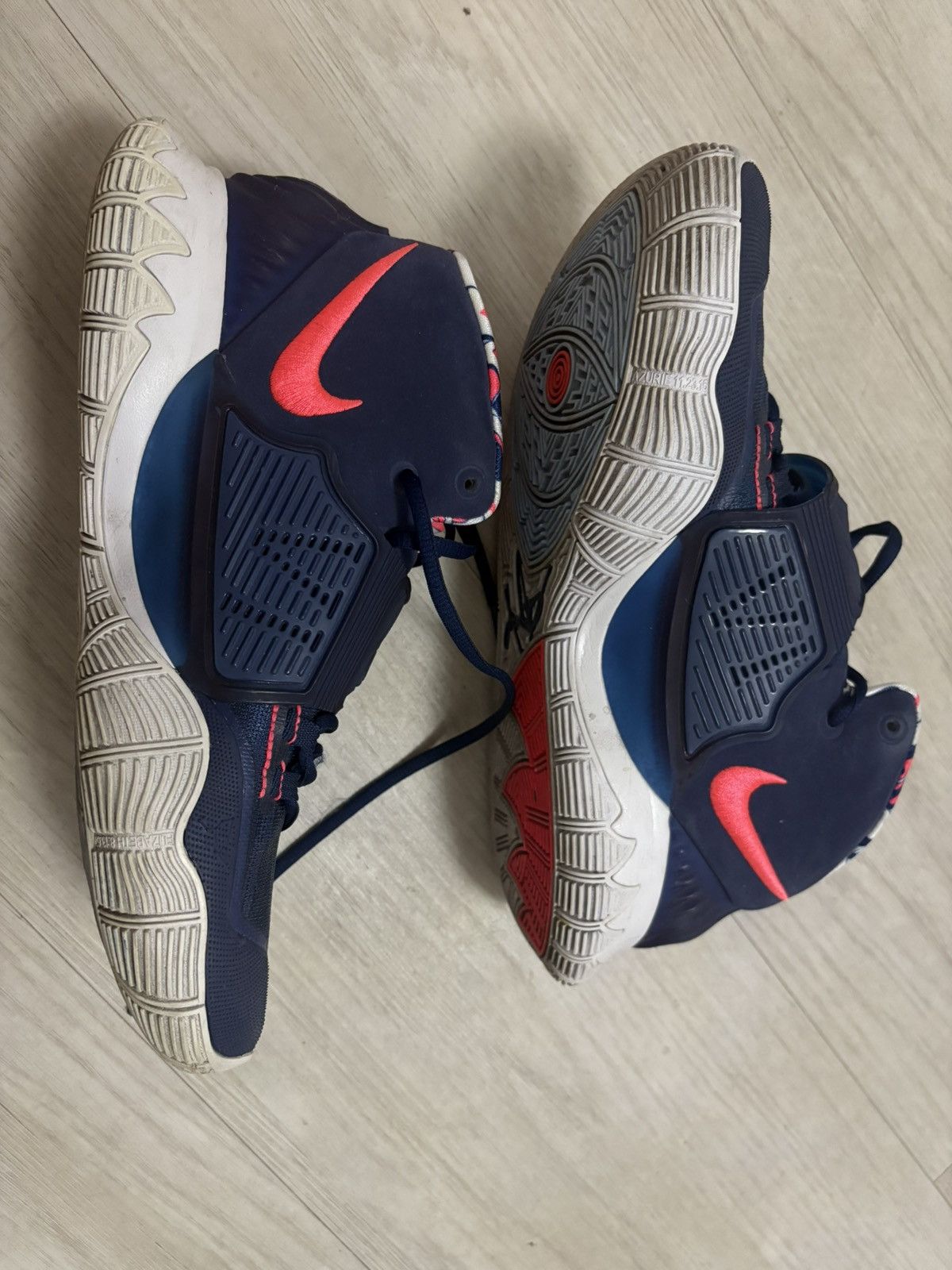 Nike kyrie irving4 Size US 9.5 / EU 42-43 - 3 Thumbnail