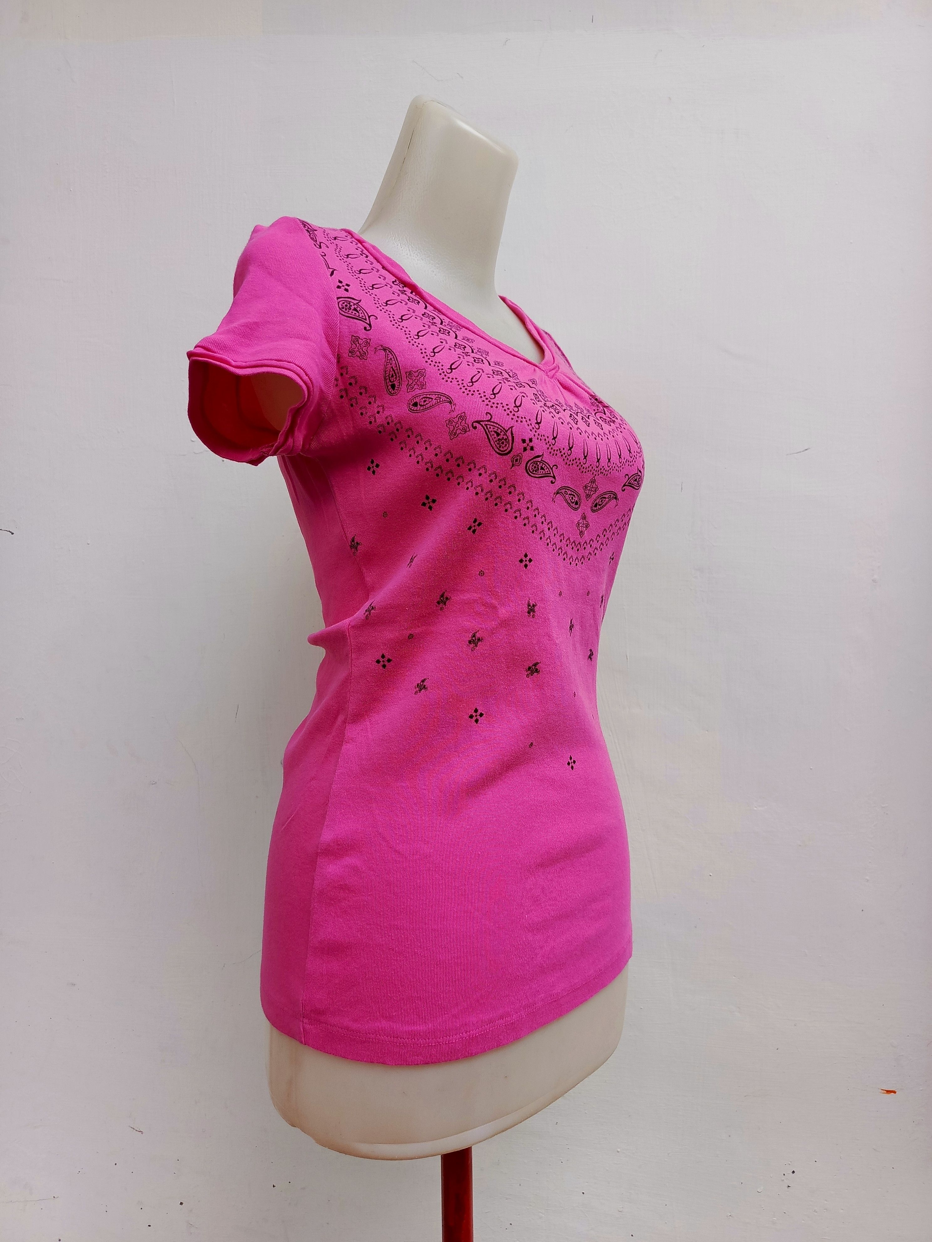 Japanese Brand Y2K Cache Pink Graphic Tee Bandana Paisley V-Neck Top Size M / US 6-8 / IT 42-44 - 3 Thumbnail