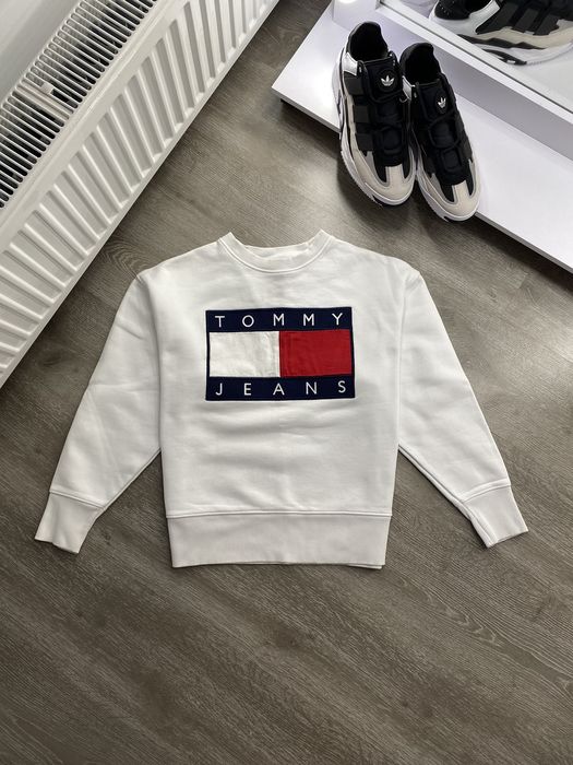 Tommy hilfiger hotsell sweatshirt big logo