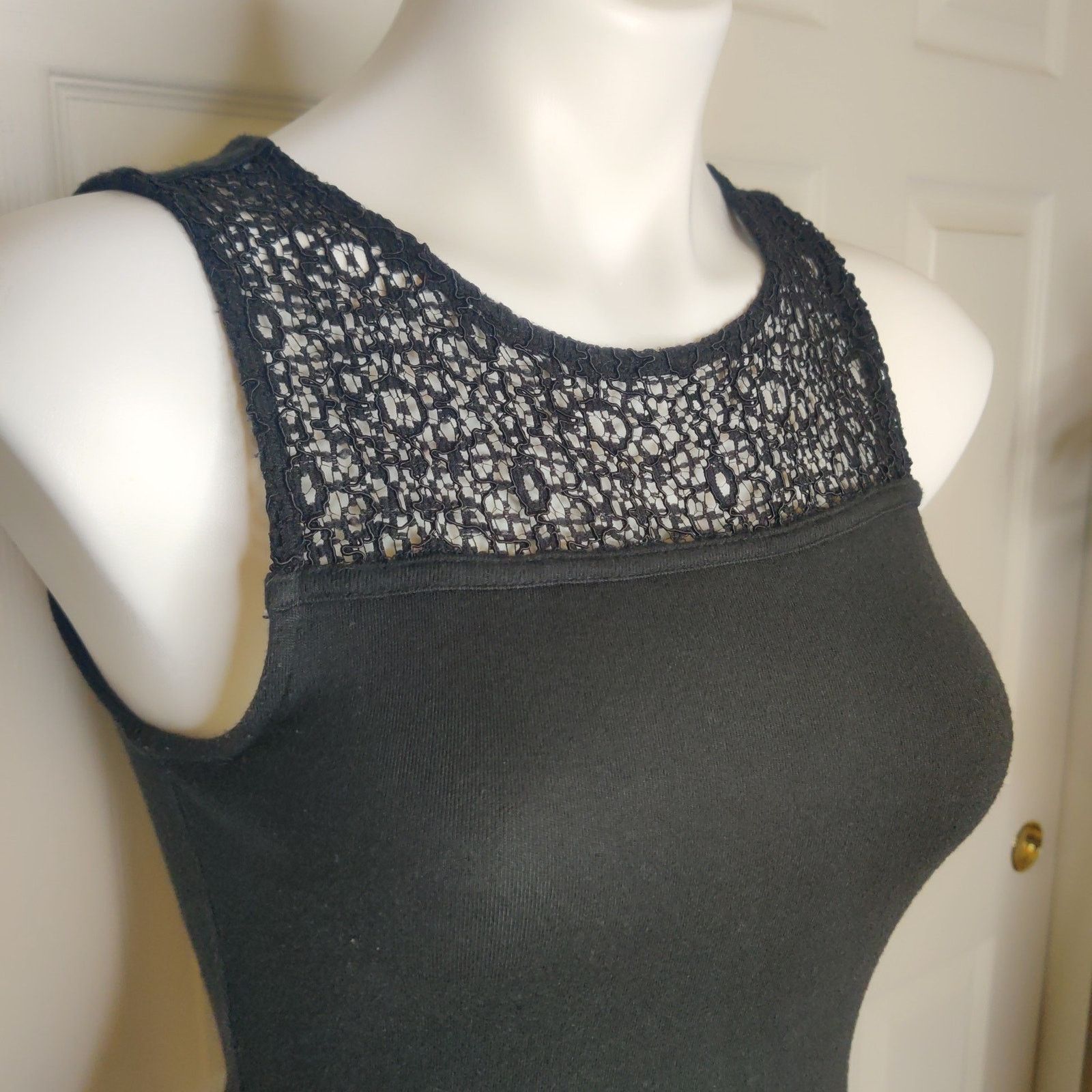 Ann Taylor Ann Taylor fitted crochet peek-a-boo sleeveless top sz XS Size XS / US 0-2 / IT 36-38 - 2 Thumbnail