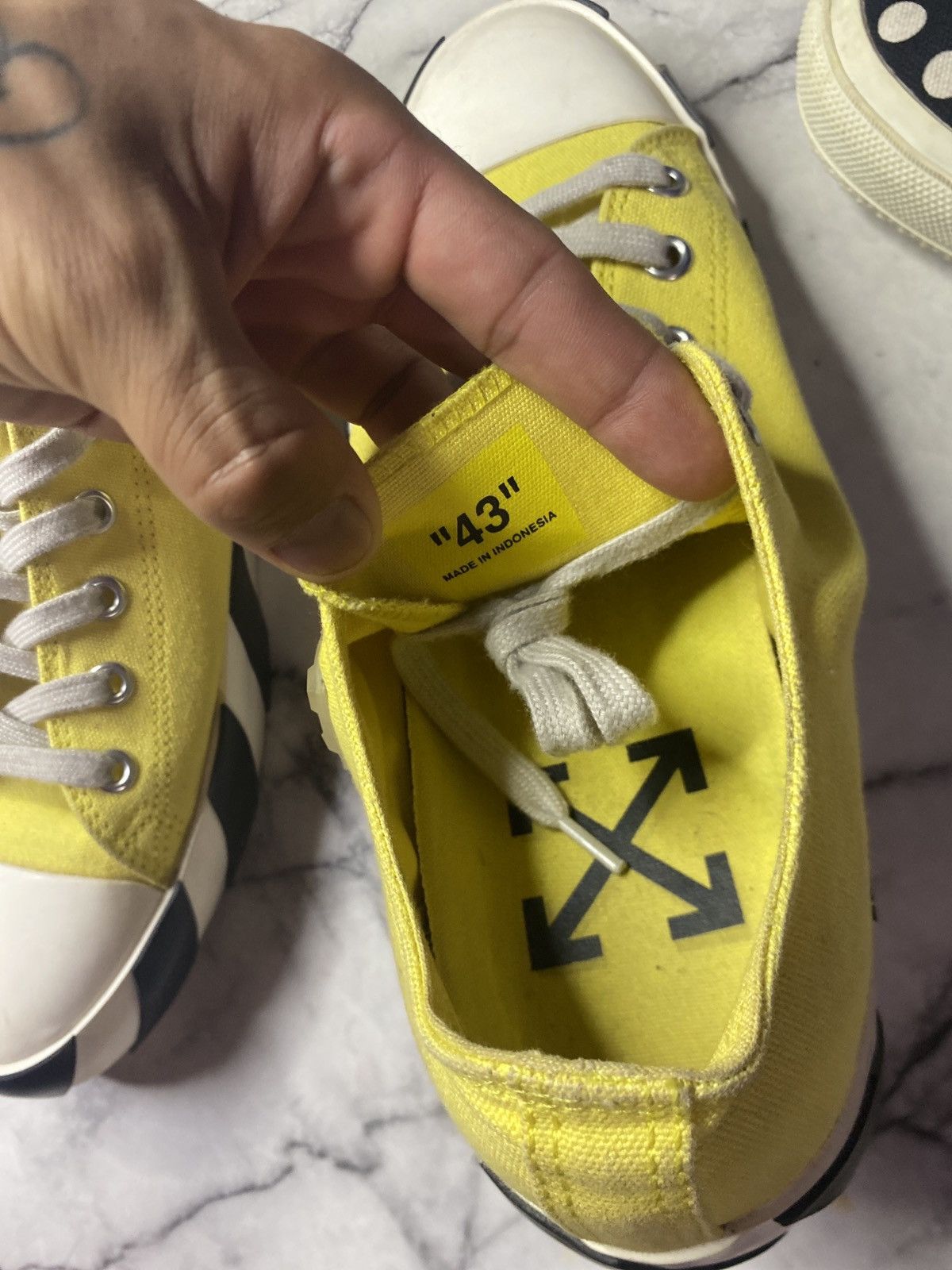 Off-White Off white yellow low top sneaker Size US 10.5 / EU 43-44 - 2 Thumbnail