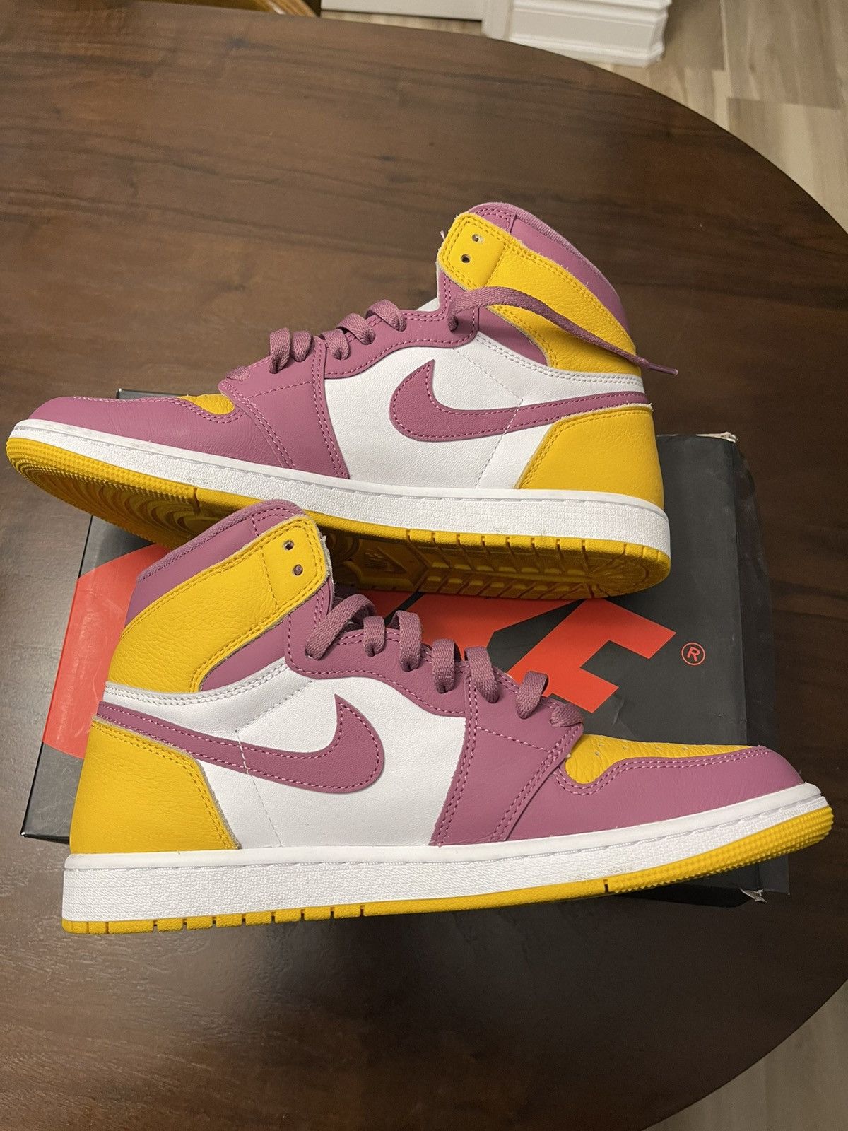 Jordan Brand Jordan 1 “University Gold/Light Bordeaux” Size 11 Size US 11 / EU 44 - 2 Thumbnail