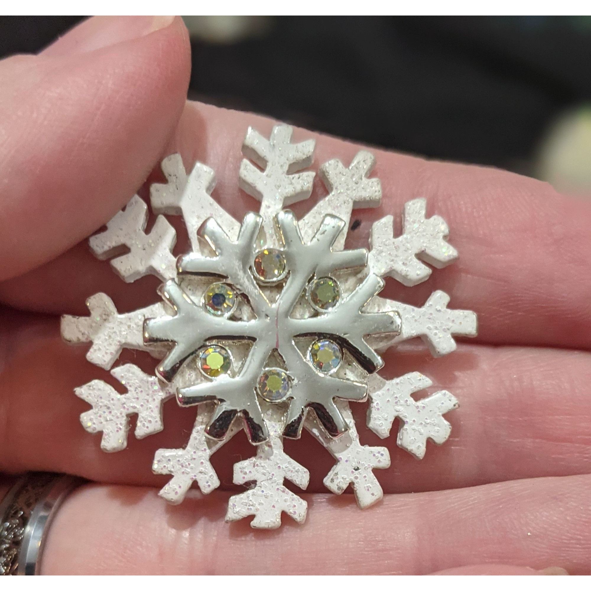 Other Vintage Silver Tone And White Snowflake Brooch Size ONE SIZE - 3 Thumbnail