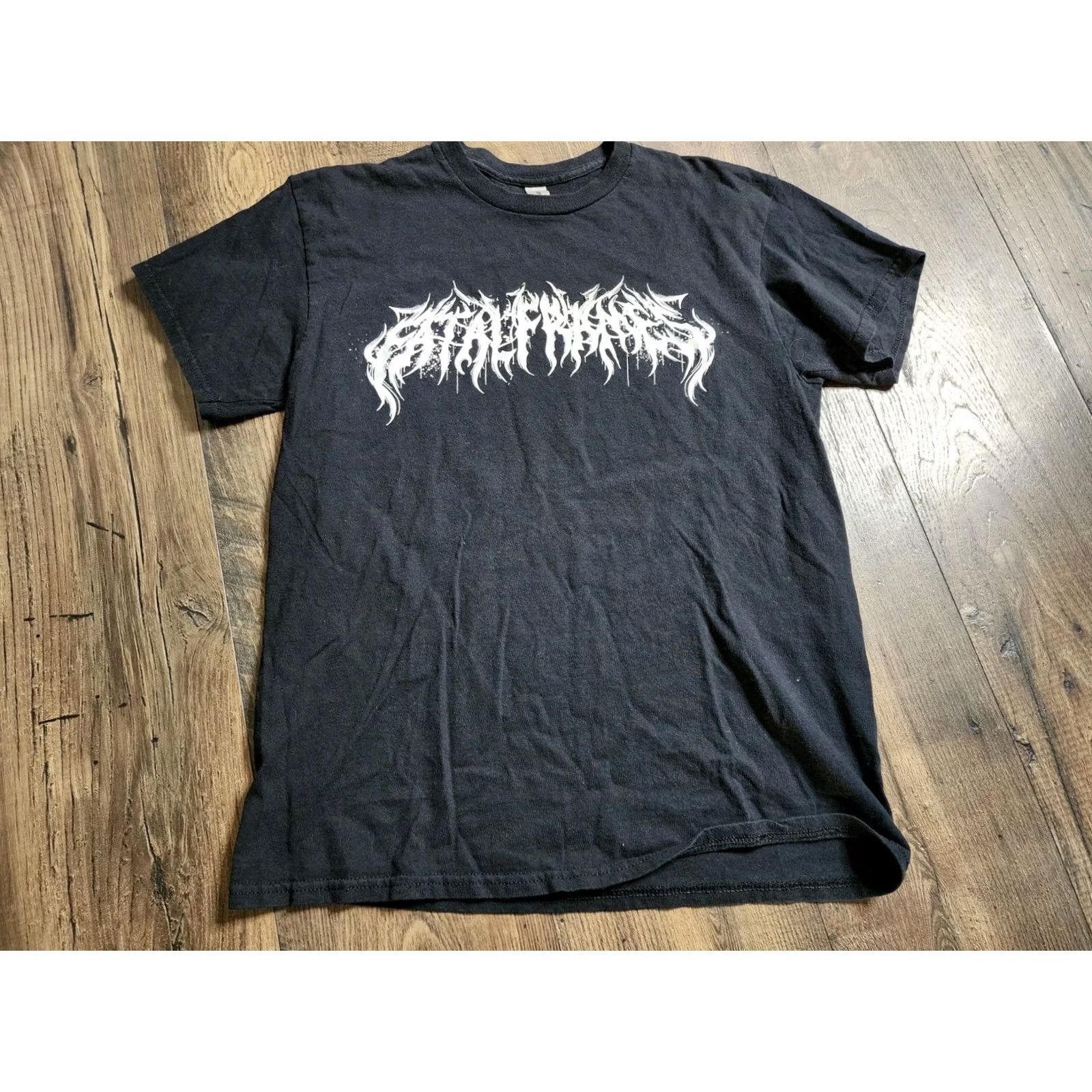 Gildan Mens M Fatal Frames Death Deathcore Metal Band T Shirt Distressed Black Gildan Cotton Short Sleeve Crew Neck T-Shirt Yes No Size US M / EU 48-50 / 2 - 6 Thumbnail