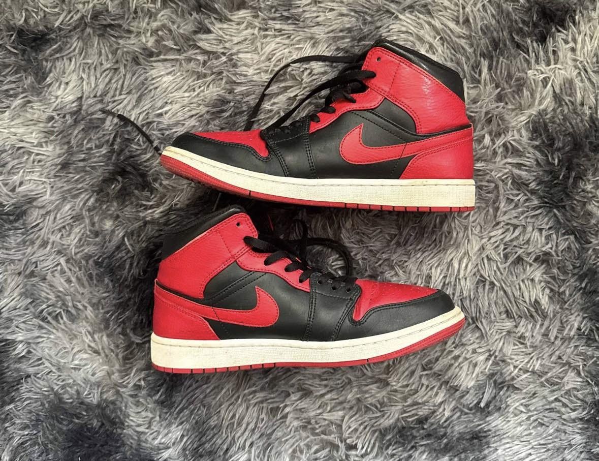 Jordan Brand Air Jordan 1 mid “banned” Size US 9.5 / EU 42-43 - 2 Thumbnail