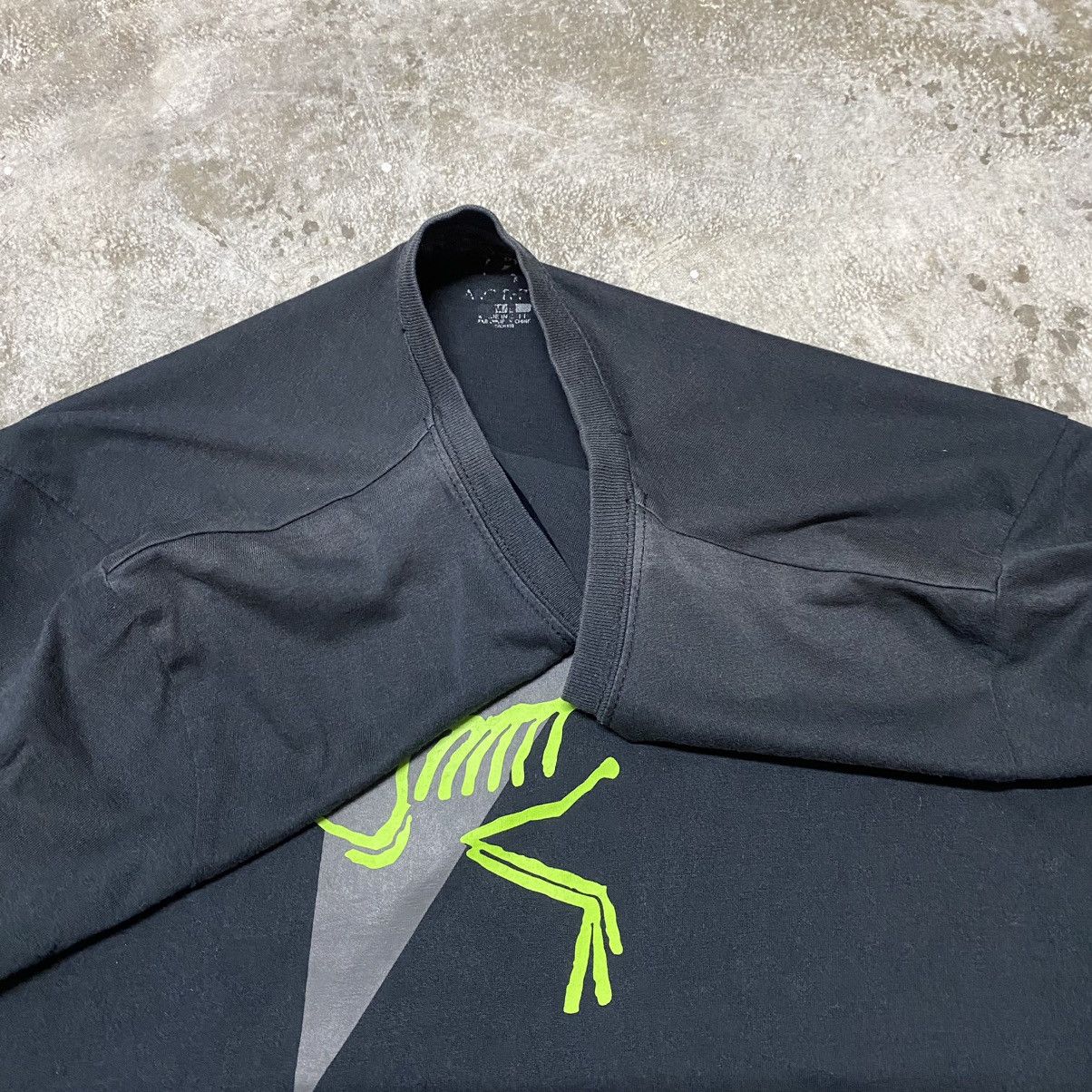 Arc'teryx × Vintage Arc’teryx Neon Big Logo Outdoor T Shirt Size US M / EU 48-50 / 2 - 12 Thumbnail