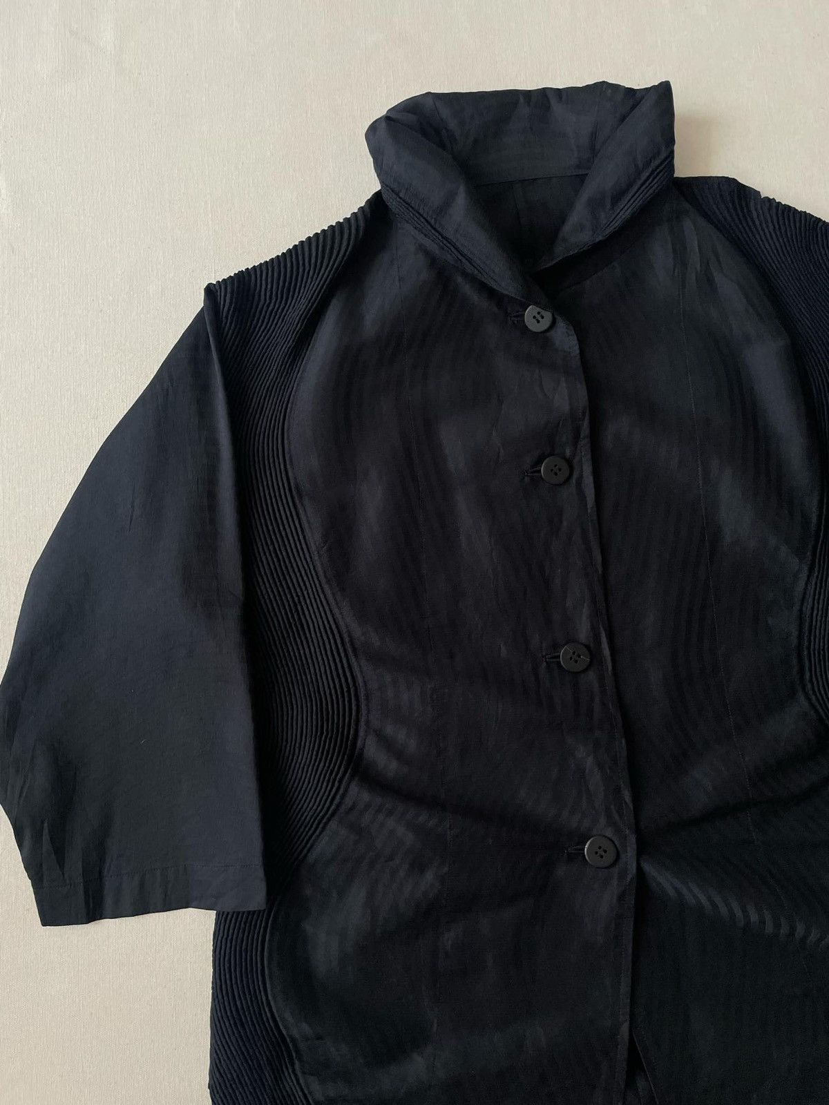 Designer × Issey Miyake × Japanese Brand ISSEY MIYAKEL 3D Steam Stretch Pleats Shawl Collar Coat Navy Size US L / EU 52-54 / 3 - 6 Thumbnail