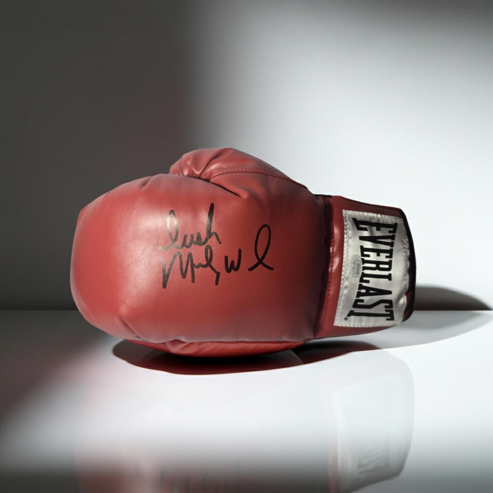 Other Micky Ward Autographed Everlast Red Boxing Glove JSA COA Size ONE SIZE - 1 Thumbnail