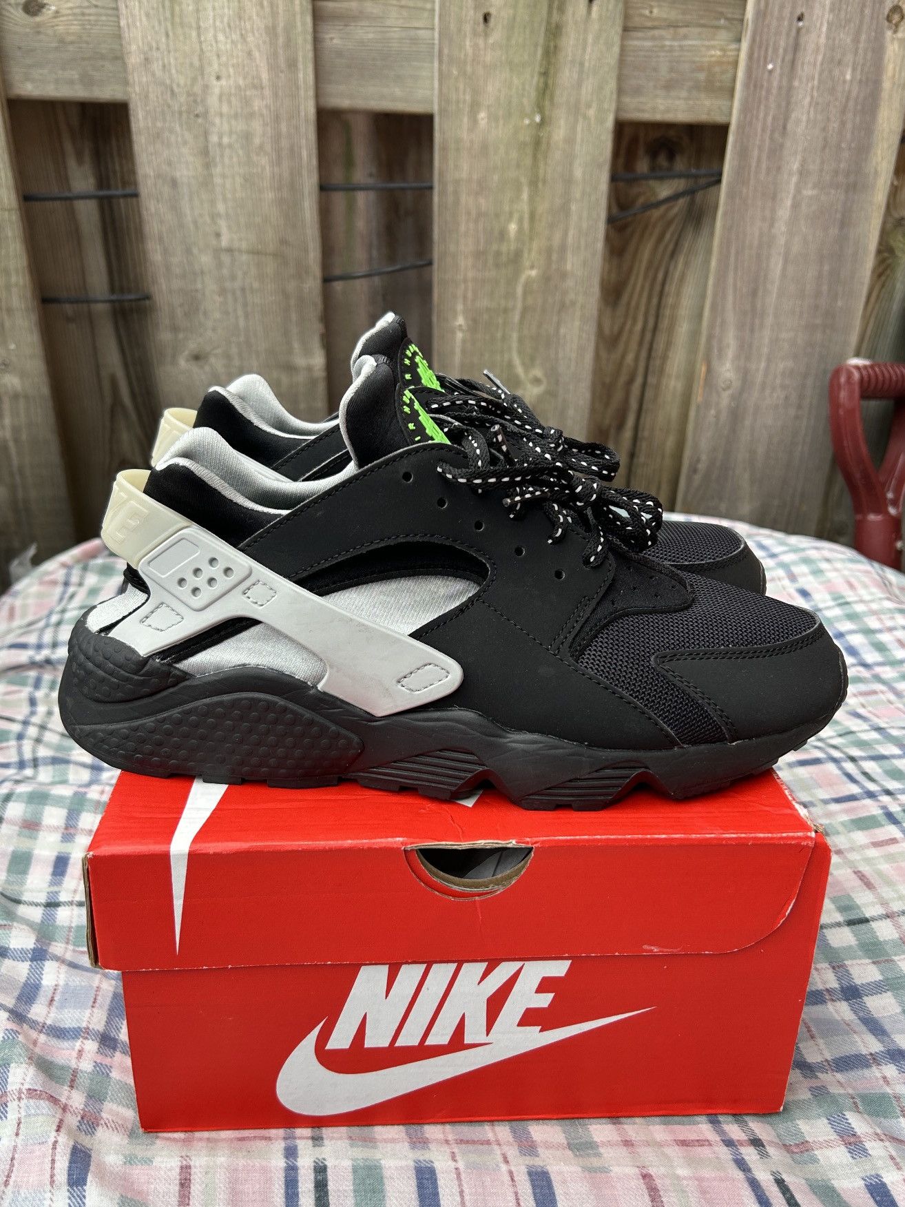 Nike Nike Air Huarache F22 Black Neon Size US 9.5 / EU 42-43 - 1 Thumbnail