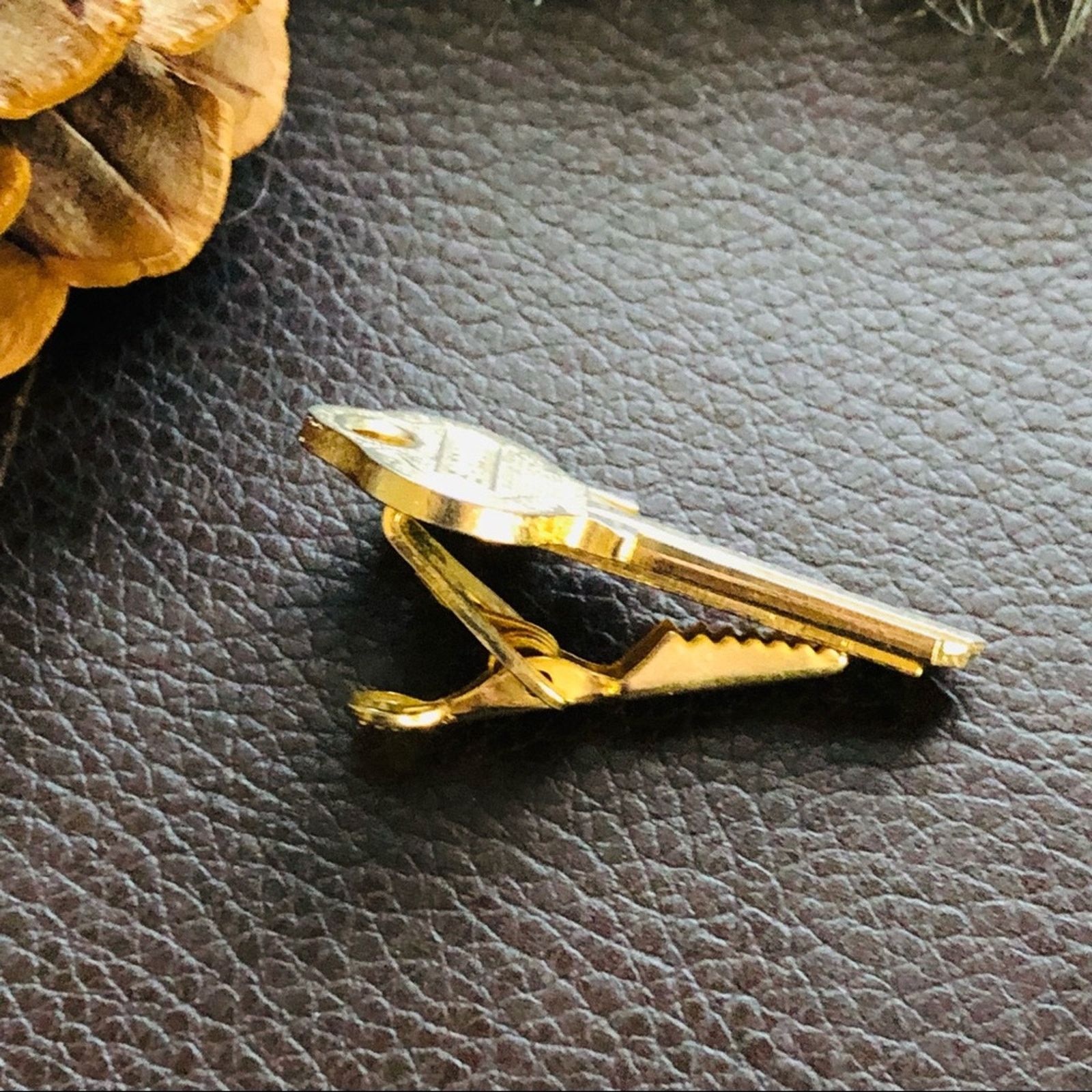 Vintage Vintage gold Sargent New Haven Conn key tie bar clip Size ONE SIZE - 3 Thumbnail