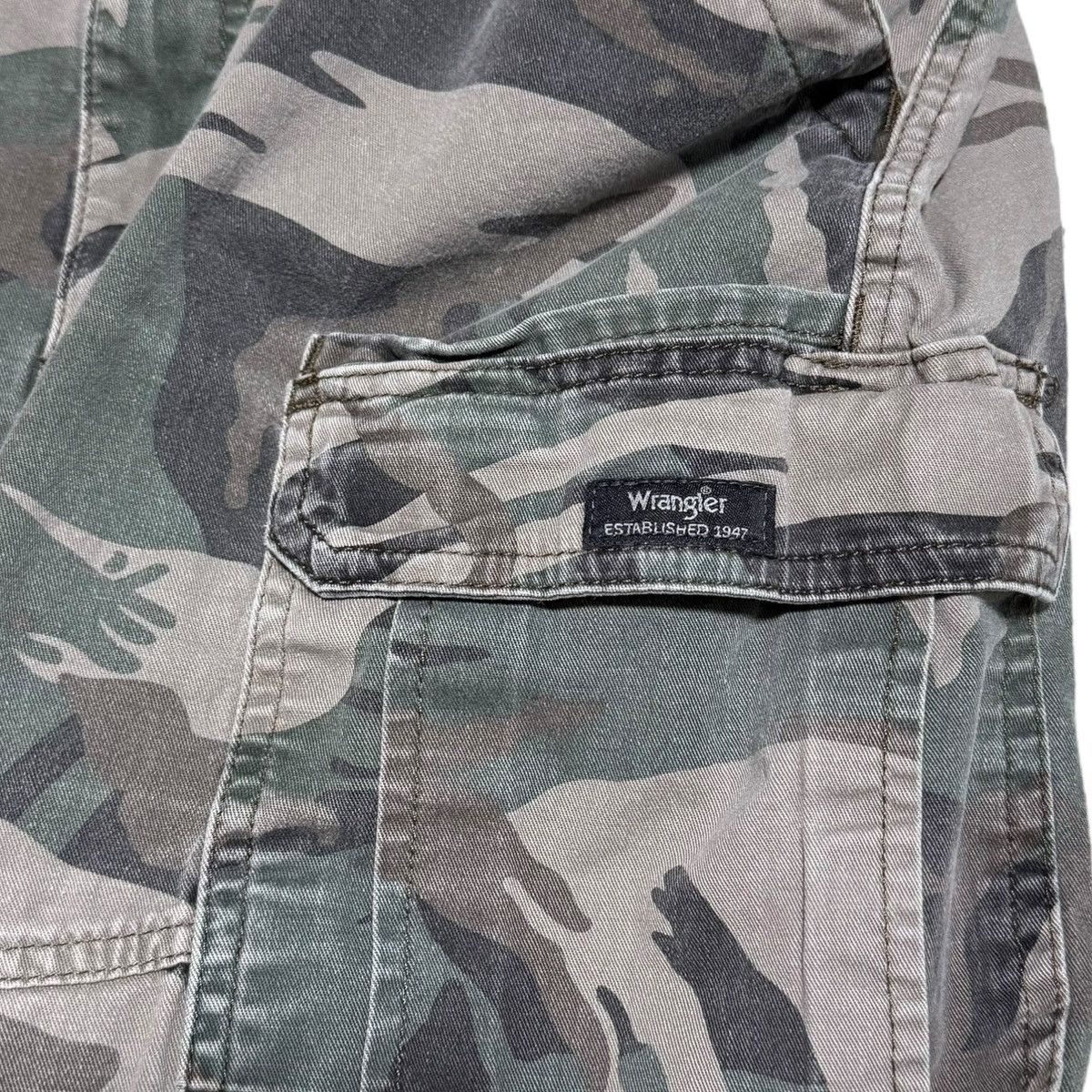 Wrangler Wrangler Relaxed Fit Camouflage Cargo Shorts Men’s 40 Size US 42 / EU 58 - 2 Thumbnail