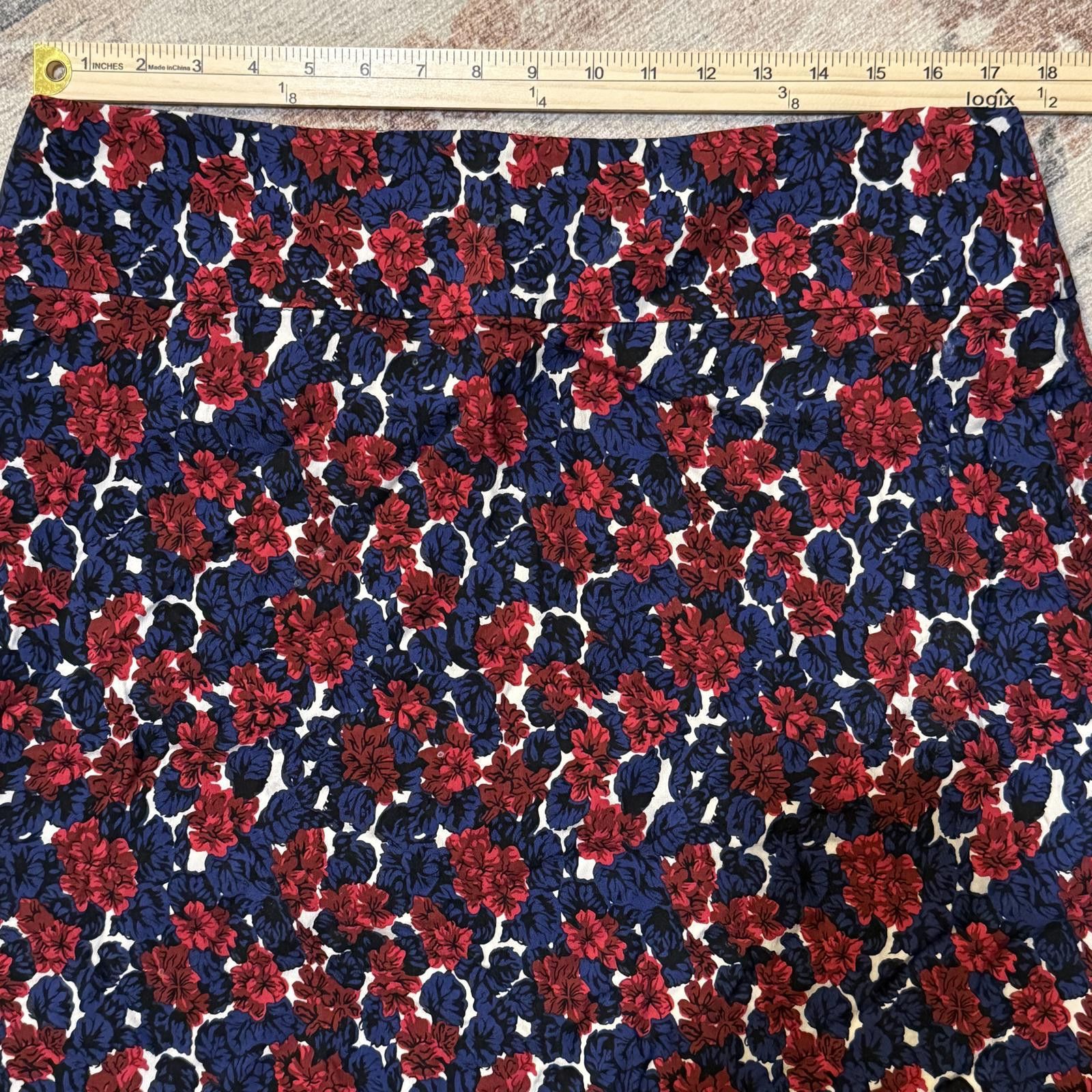 Designer Margaret M pull-on floral pencil skirt, navy/red – 1X Size 40" / US 18 - 7 Thumbnail