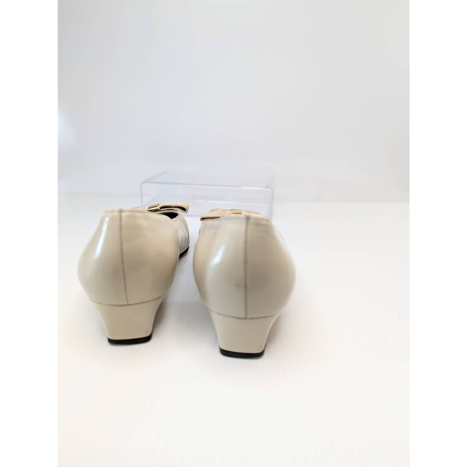 Salvatore Ferragamo vintage Ferragamo pumps heels satin leather cream gold 5.5 Size US 5.5 / IT 35.5 - 5 Thumbnail