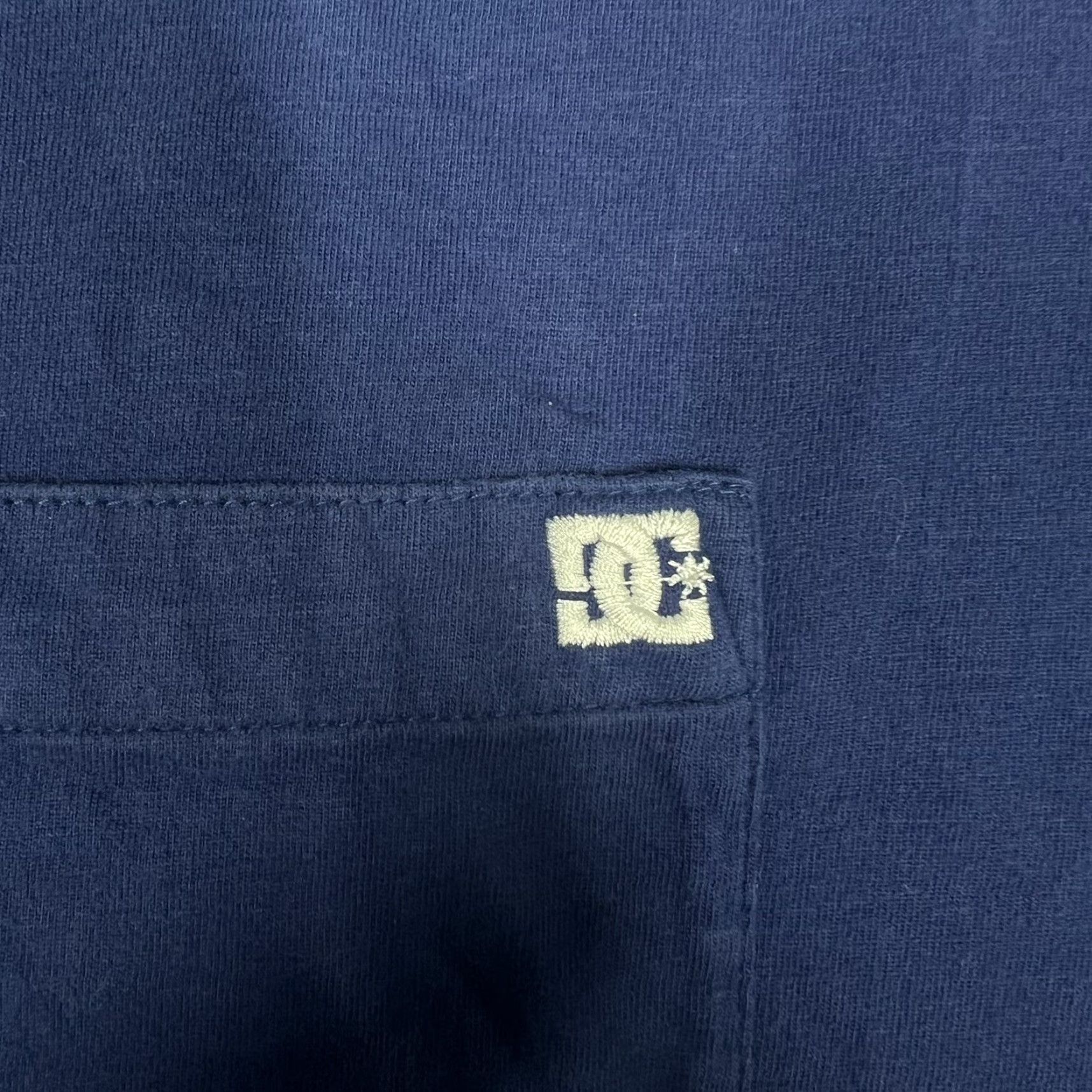 Vintage VINTAGE DC Shoes Premium Label Pocket T-Shirt Navy Embroidered Logo Mens Large L Cotton Blend Short Sleeve Crew Neck All Seasons Size US L / EU 52-54 / 3 - 3 Thumbnail