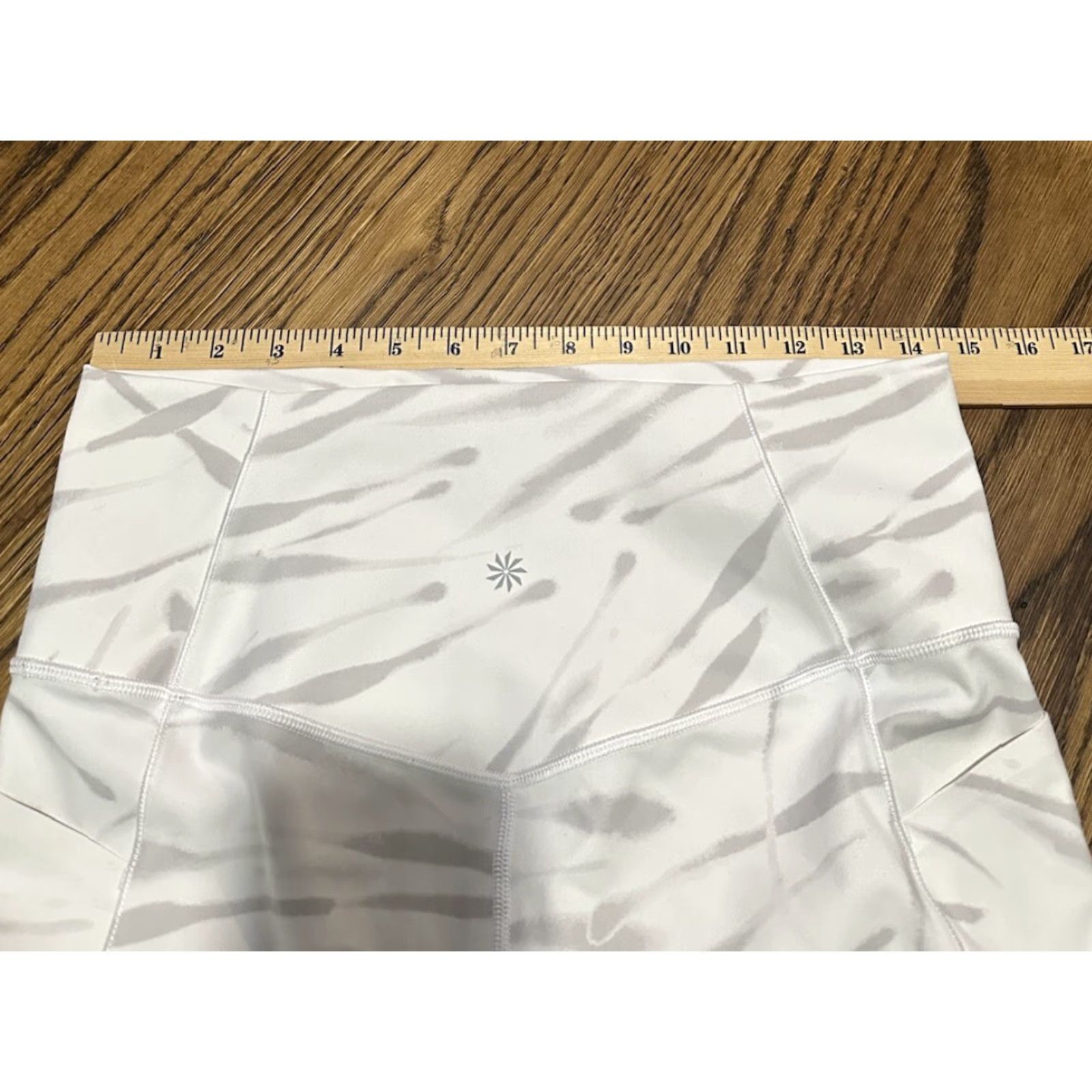Athleta Athleta Leggings Womens Medium White Salutation Stash Pocket II 7/8 Tight Size 32" / US 10 / IT 46 - 6 Thumbnail
