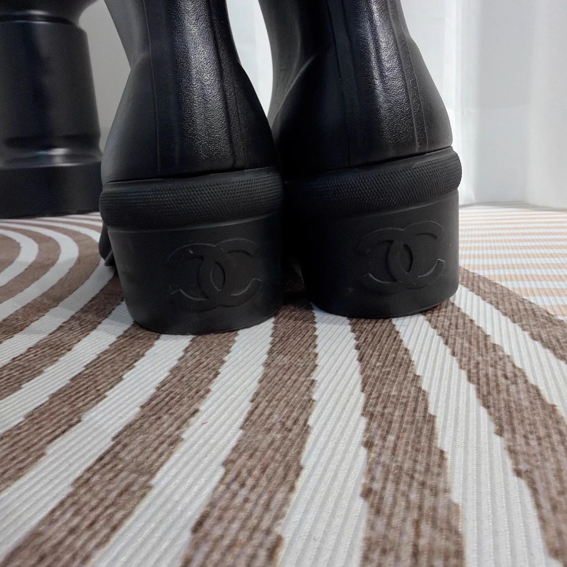 Chanel Chanel black and white colorblock rain boots women's 39 Size US 8 / IT 38 - 8 Thumbnail