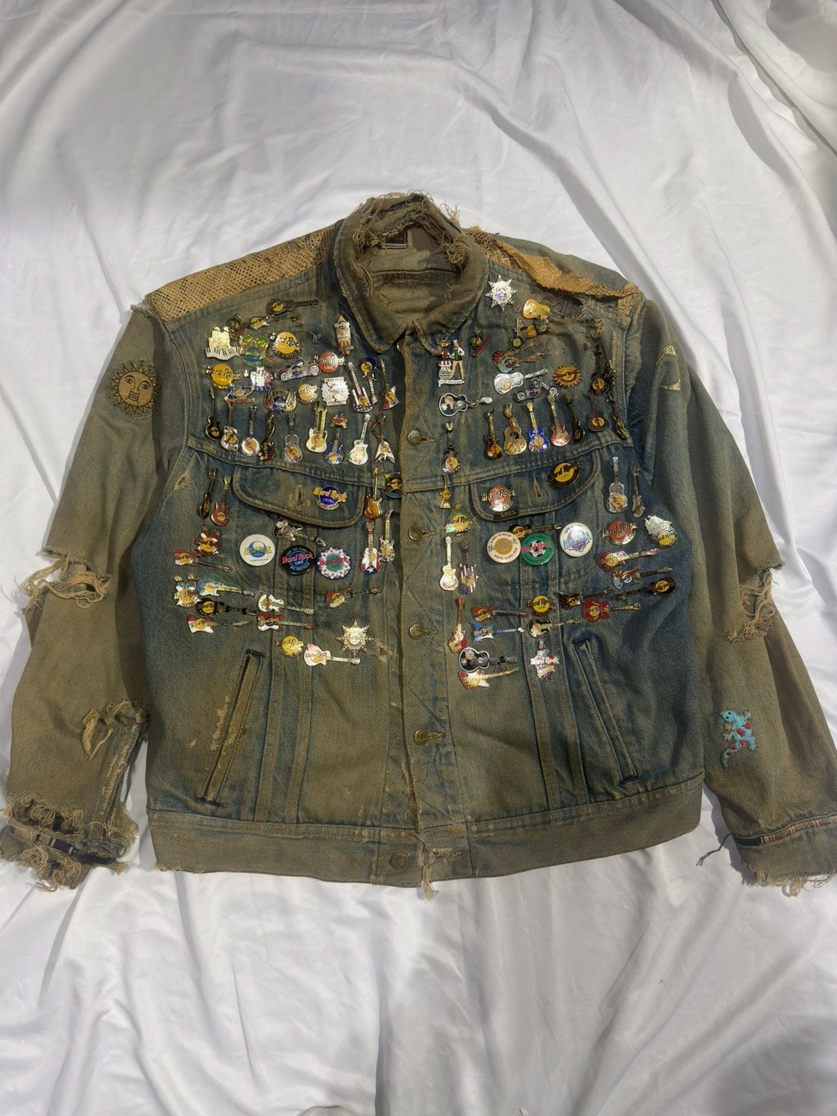 Other Vintage Lee Rider Trucker w/ 80+ Hard Rock Pins Size US L / EU 52-54 / 3 - 1 Thumbnail