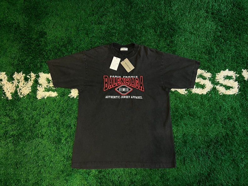 Balenciaga Balenciaga Batman washed and made old logo short sleeves Size US S / EU 44-46 / 1 - 1 Thumbnail