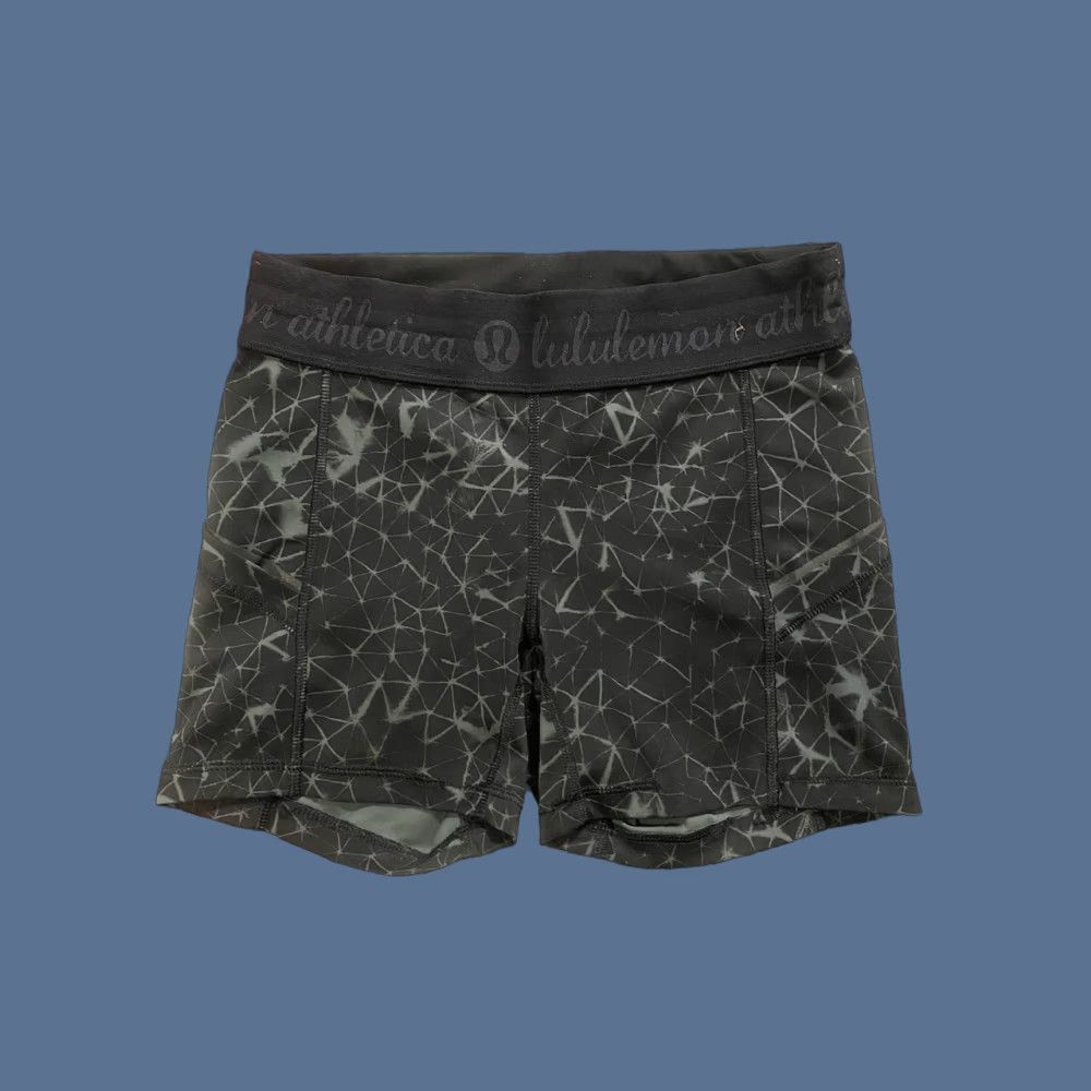 Lululemon Lululemon What The Sport Short Full on Luxtreme Star Crushed Black Sz 4 EUC Women Athletic Shorts Running Gym Cross Training Stars 4 Size 27" / US 4 / IT 40 - 1 Thumbnail