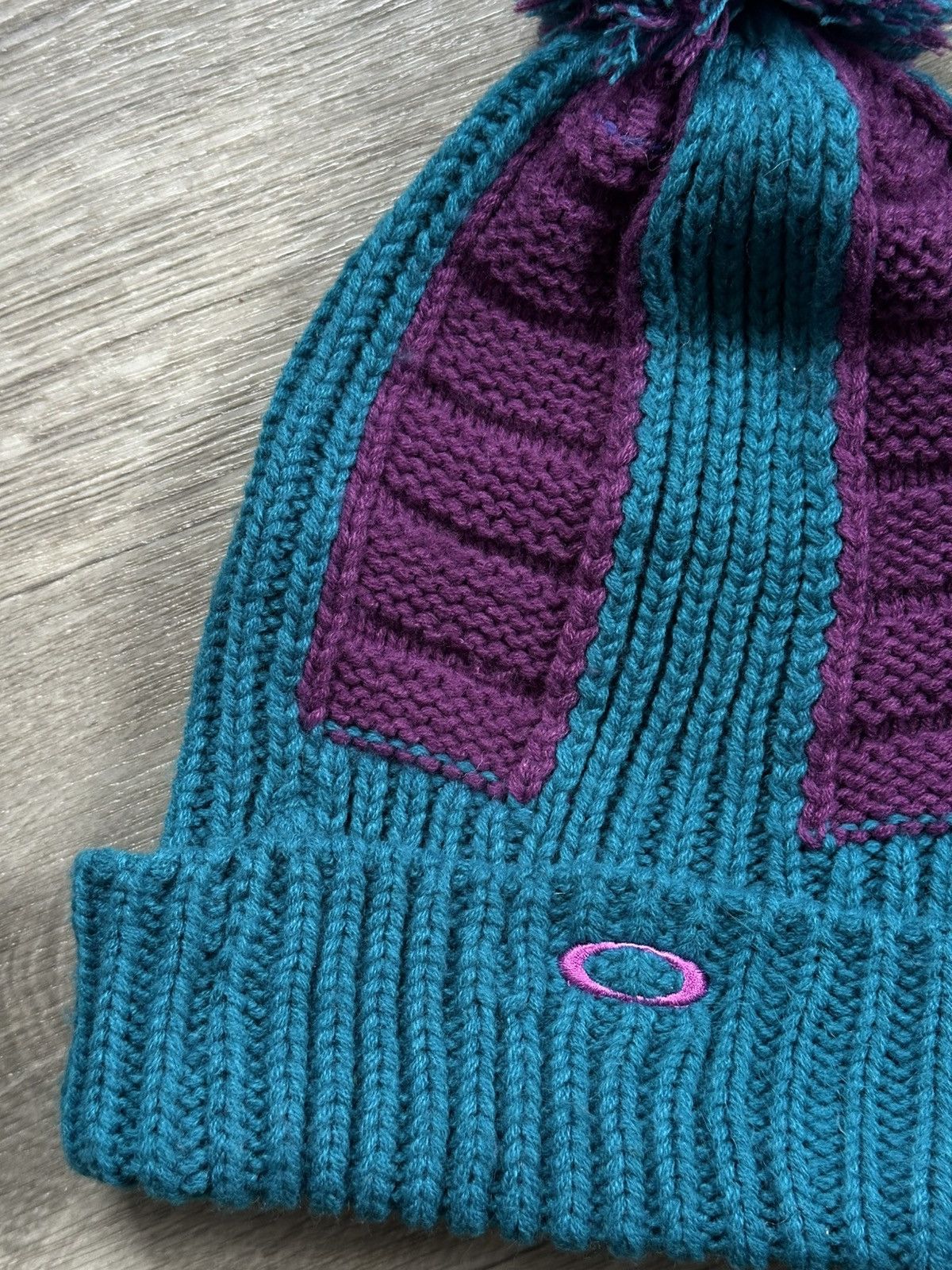 Oakley 🫧OAKLEY VINTAGE BEANIE POM POM HAT TEAL PURPLE SKI SNOW Size ONE SIZE - 2 Thumbnail