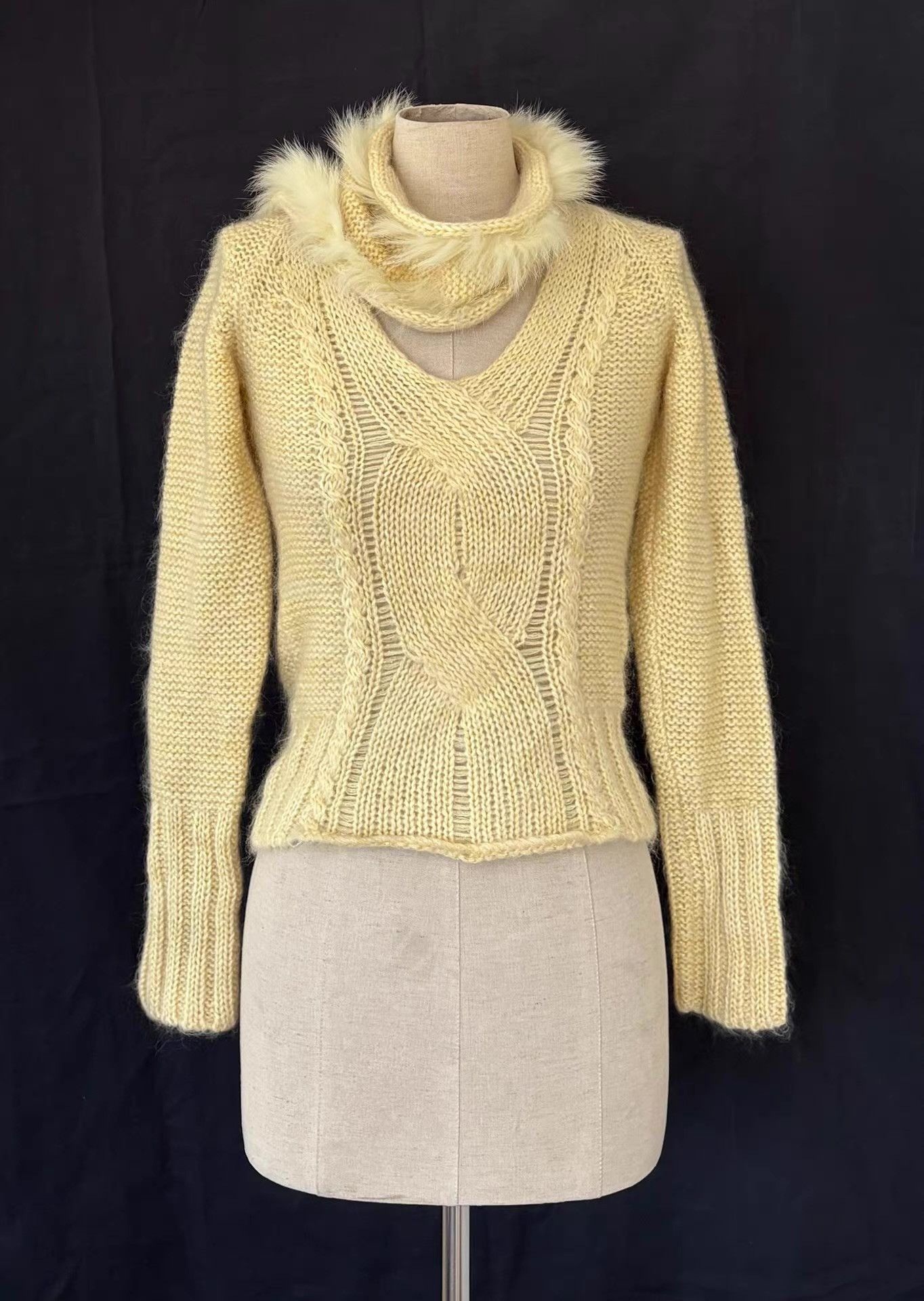 Roberto Cavalli Roberto Cavalli Women's Pale Yellow Knit Sweater Ｑ21 Size S / US 4 / IT 40 - 1 Thumbnail