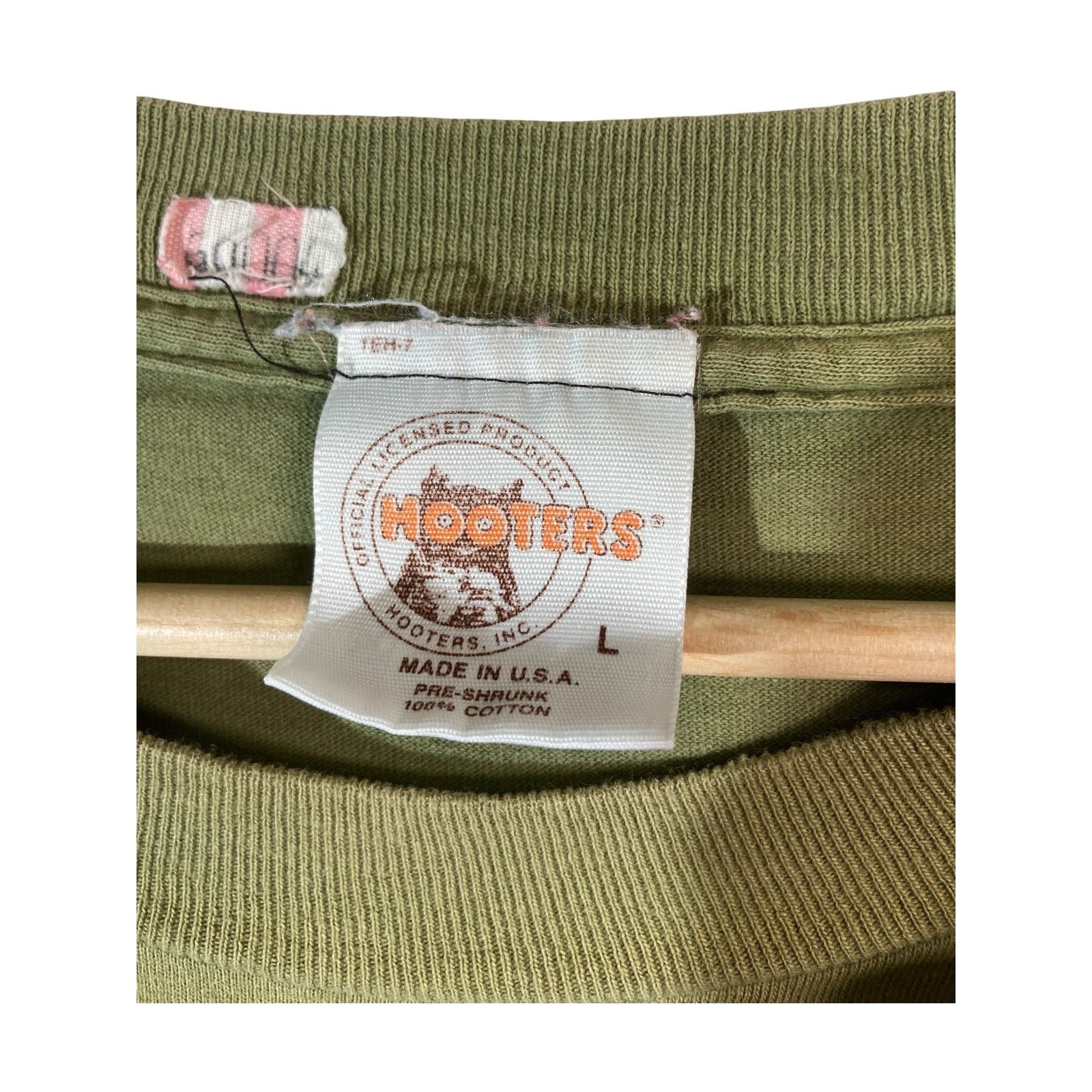 Vintage Vintage Hooters University Crewneck T-Shirt Large Size US L / EU 52-54 / 3 - 7 Thumbnail
