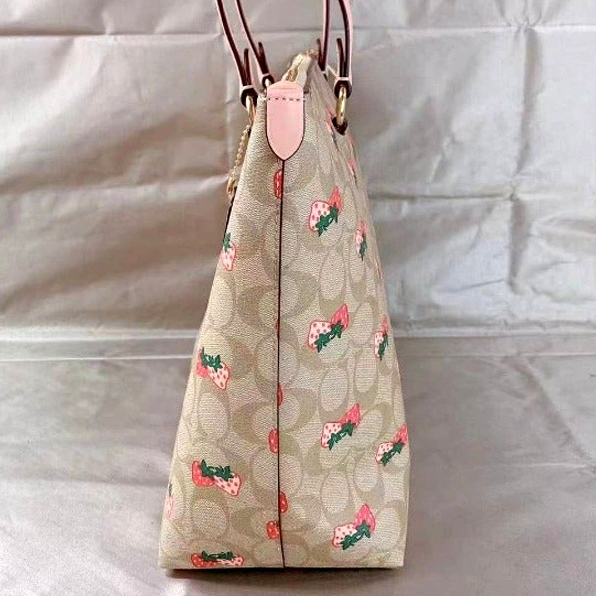 Coach Gallery Tote In Signature Canvas deals With Strawberry Print CB595