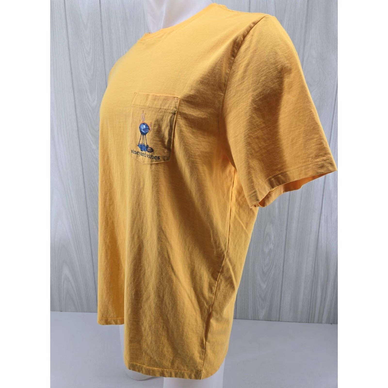 Vineyard Vines Vineyard Vines Mens T-Shirt Yellow Pocket Graphic Football Tailgating Grilling L SS Size US L / EU 52-54 / 3 - 4 Thumbnail