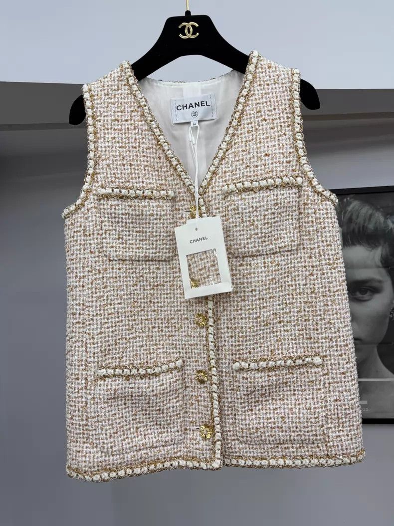 Chanel Chanel 26C gold beige vest jacket Size XS / US 0-2 / IT 36-38 - 1 Thumbnail